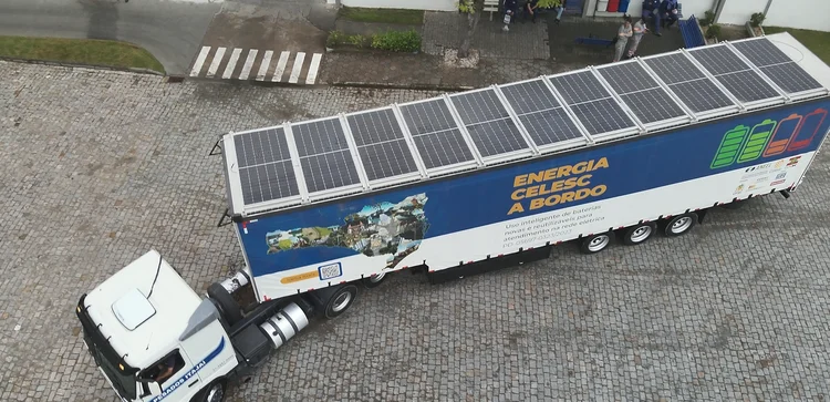 O conjunto de baterias está instalado em um semirreboque especialmente desenvolvido para o projeto, formando um Sistema Transportável de Armazenamento de Energia em Baterias, o STAEB. (Divulgação/Divulgação)
