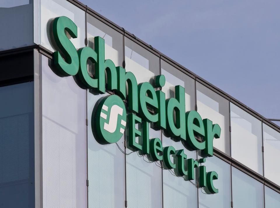Sem demissões: IA reduz desperdício em fábrica da Schneider e corta 73% das perdas