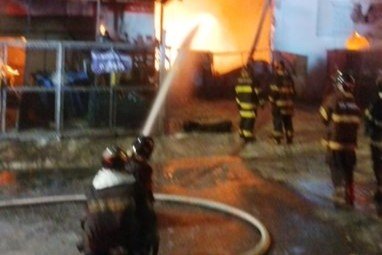 Incêndio de grandes proporções atinge fábrica de velas na Grande SP