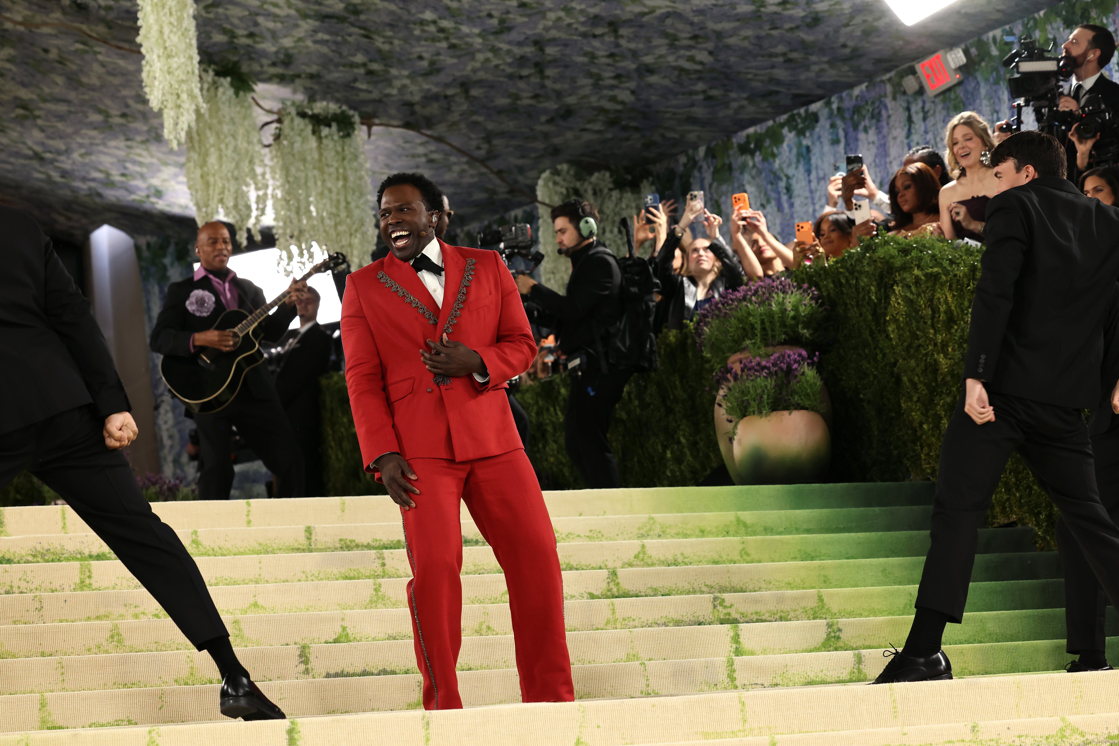 Joshua Henry: ator e cantor se apresentou no tapete vermelho do Met Gala 2026