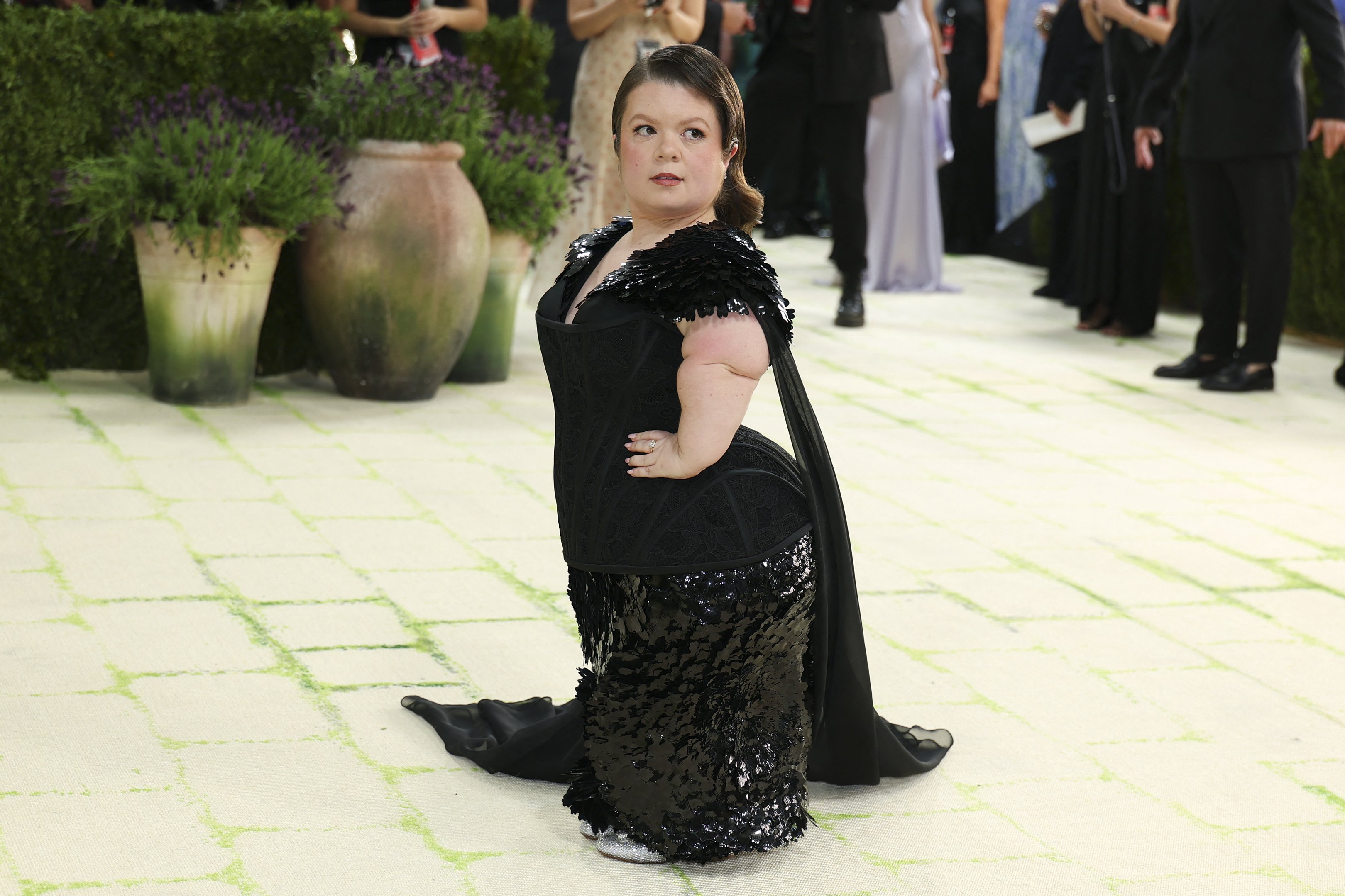 Sinead Burke: educadora e ativista irlandesa no Met Gala 2026