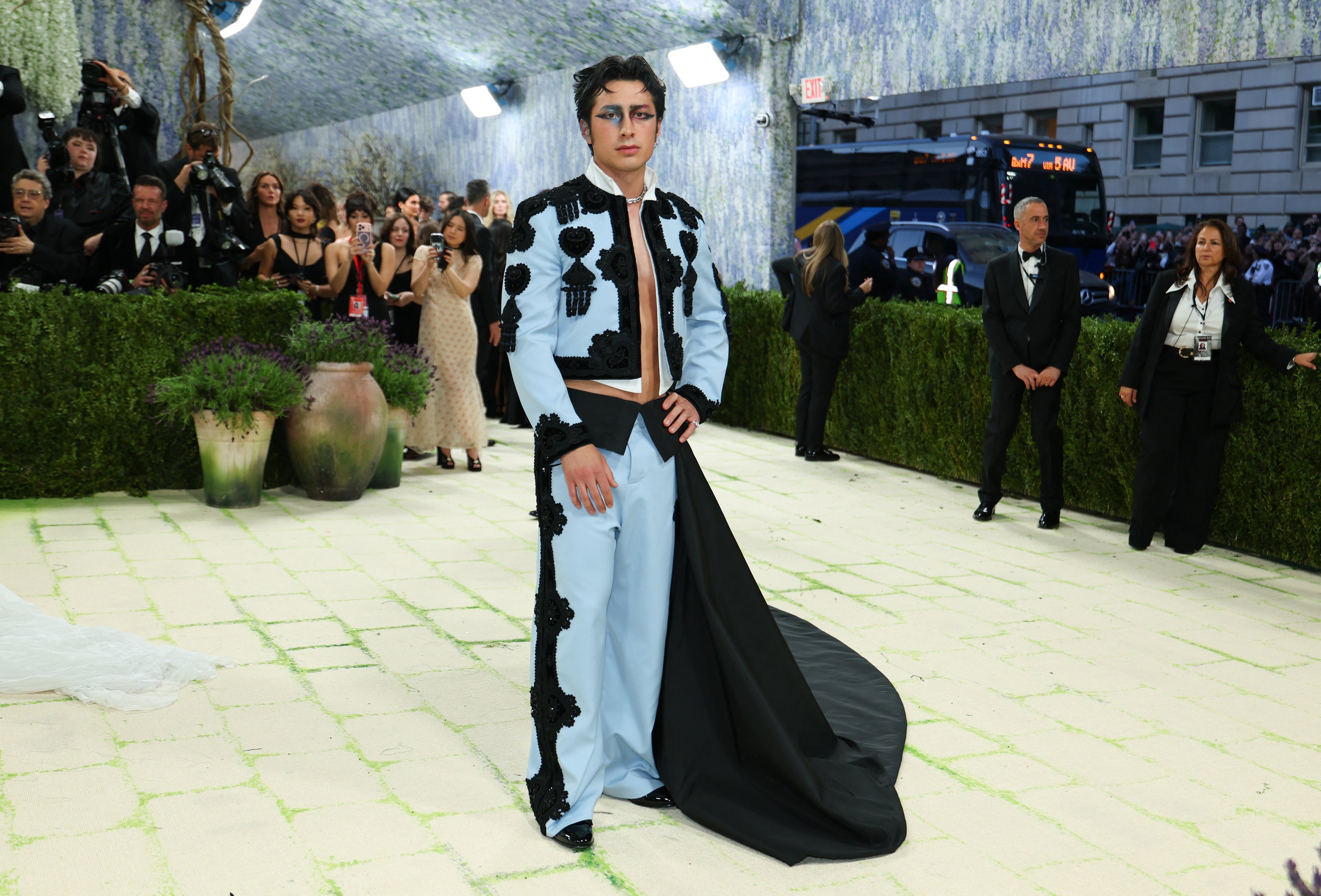 Hudson Williams: ator americano no tapete do Met Gala 2026