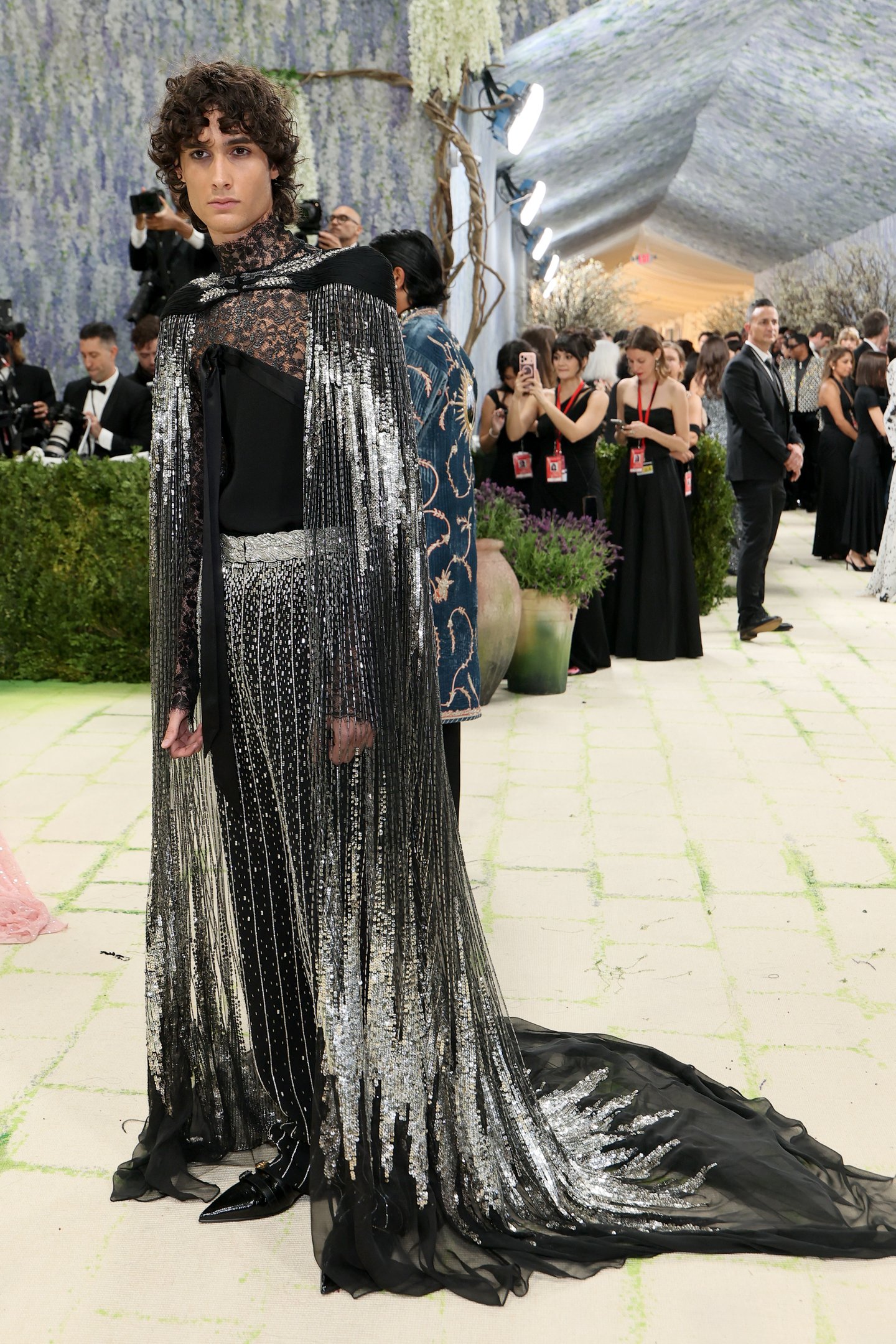 Sombr: convidado no tapete do Met Gala 2026