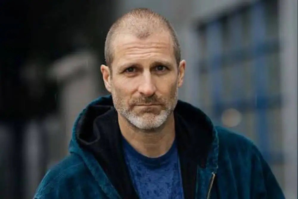 Ator de série da Netflix é encontrado morto; caso é tratado como homicídio