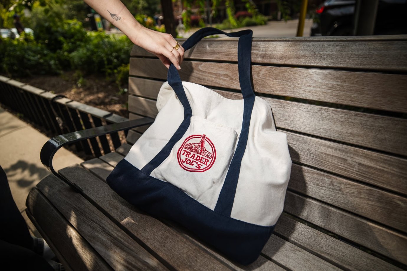 A bolsa de supermercado de R$ 22 que se tornou um dos itens mais desejados na moda