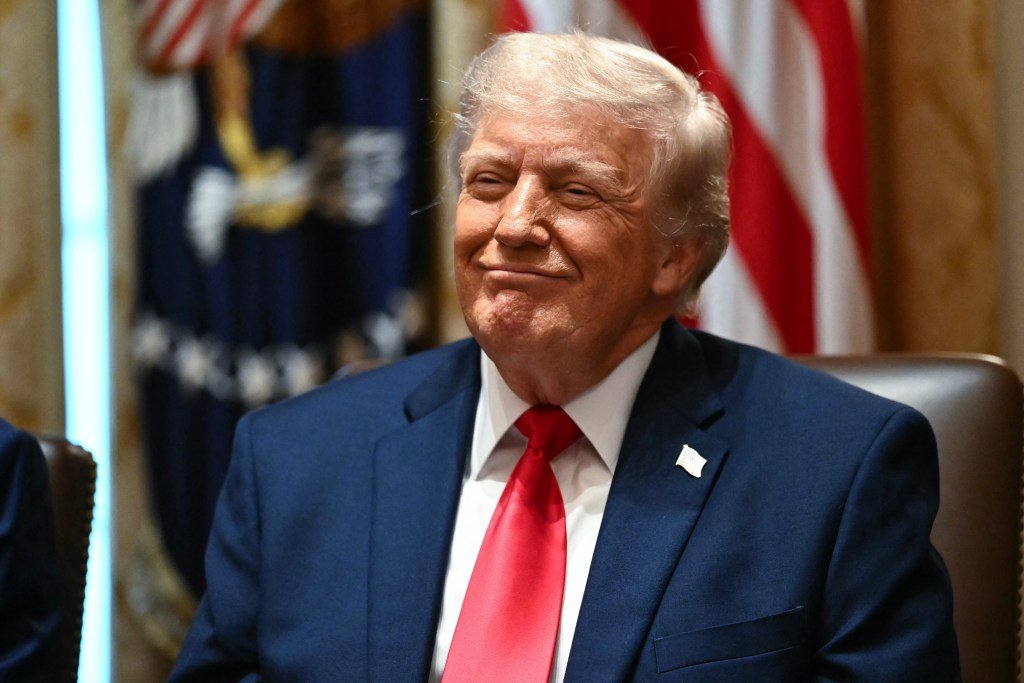 O presidente dos Estados Unidos, Donald Trump, reage durante uma reunião de gabinete na Sala do Gabinete da Casa Branca, em Washington, D.C., em 27 de maio de 2026.