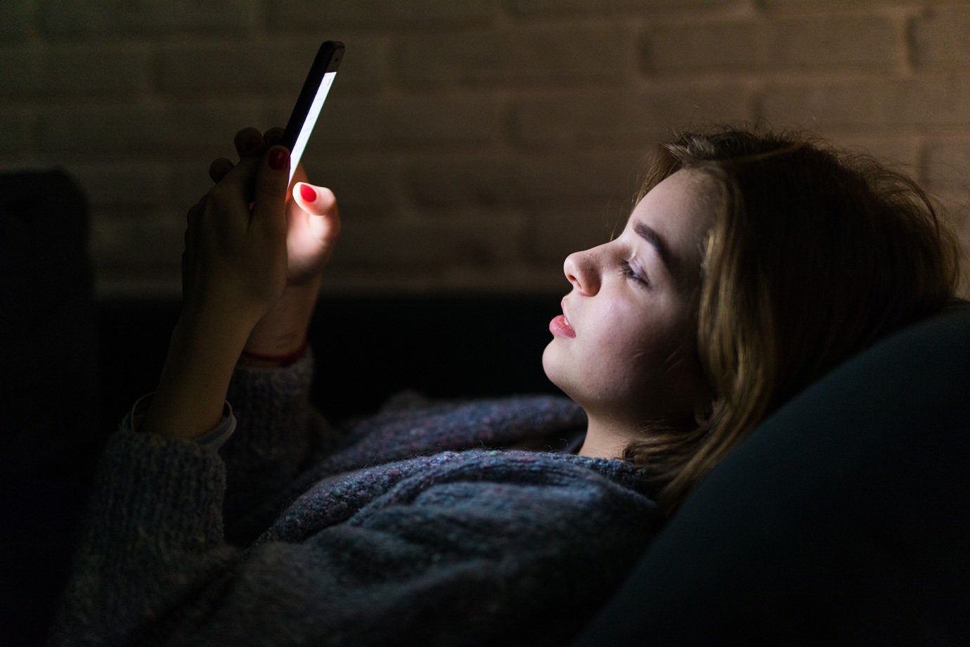 Os efeitos silenciosos do uso do celular por adolescentes até tarde da noite
