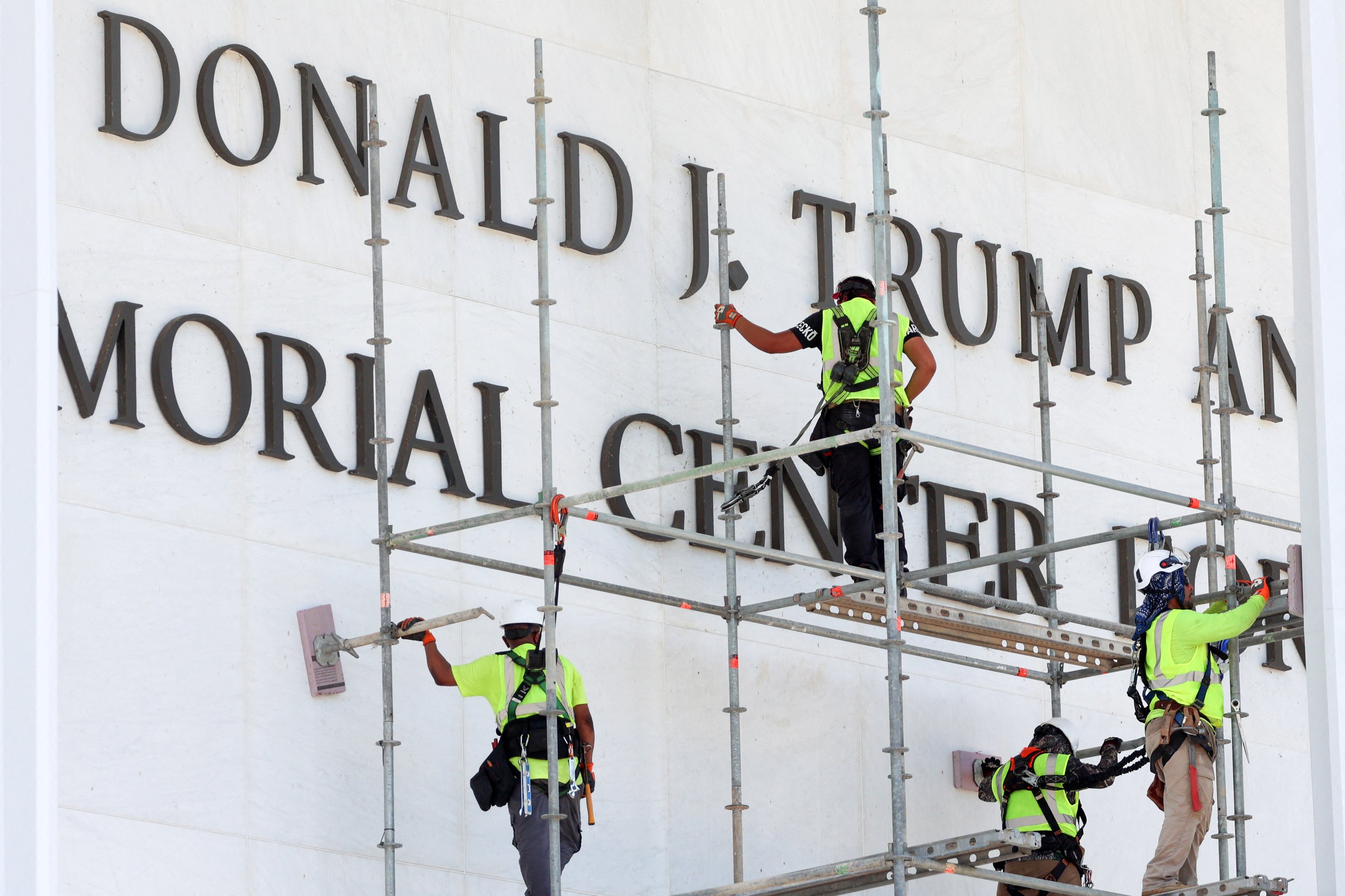 Nome de Trump é removido da fachada do Kennedy Center após decisão judicial nos EUA