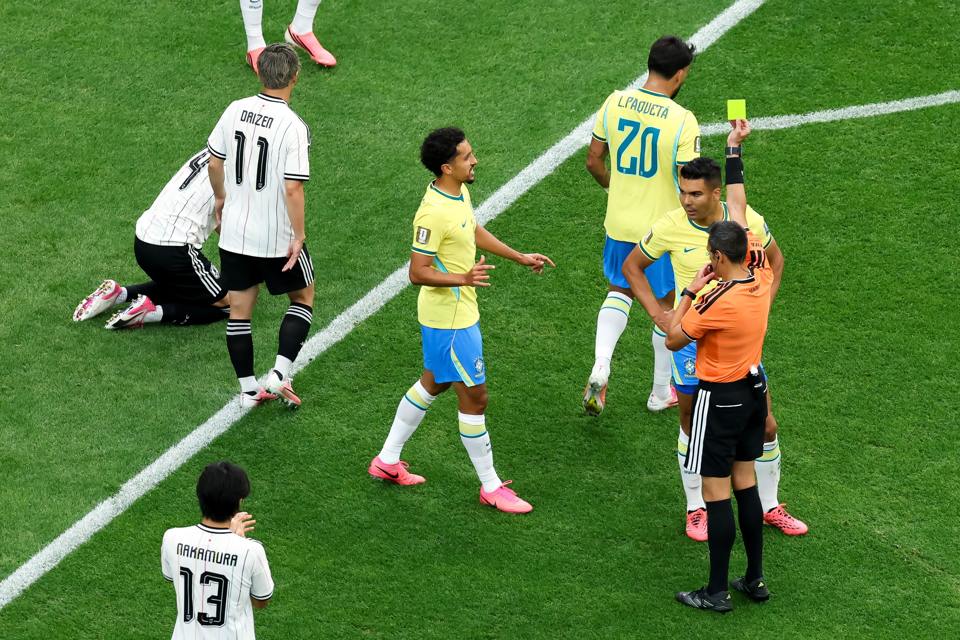 Casemiro recebe cartão amarelo no duelo do Brasil contra o Japão
