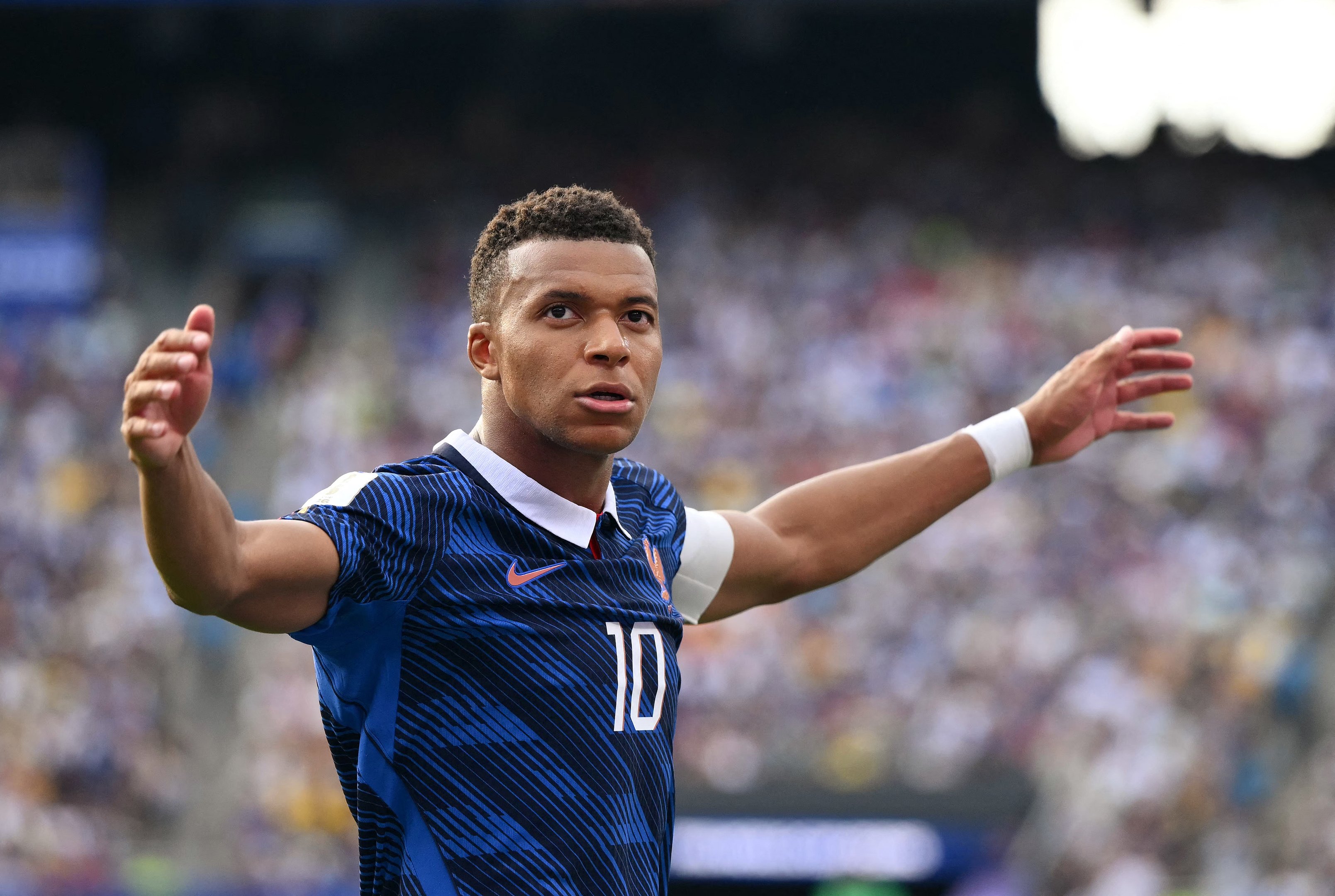 O atacante francês número 10, Kylian Mbappé, reage durante a partida de futebol das oitavas de final da Copa do Mundo de 2026 entre França e Suécia, no Estádio Nova York/Nova Jersey, em East Rutherford, em 30 de junho de 2026. (Foto de ANGELA WEISS / AFP)