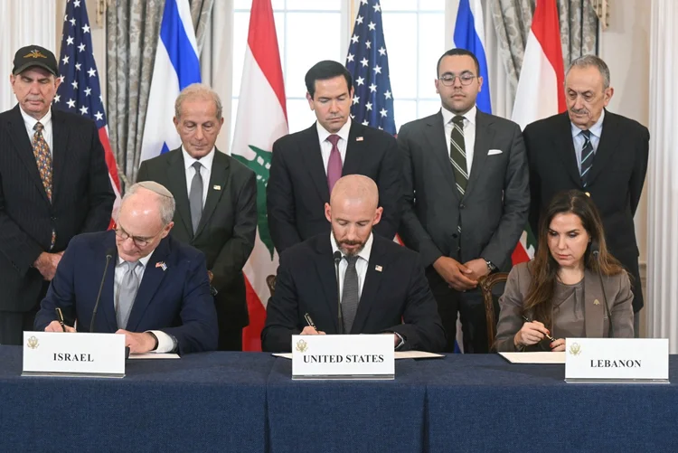 O Secretário de Estado dos EUA, Marco Rubio, participou da assinatura do acordo ao lado de representantes de Israel e Líbano