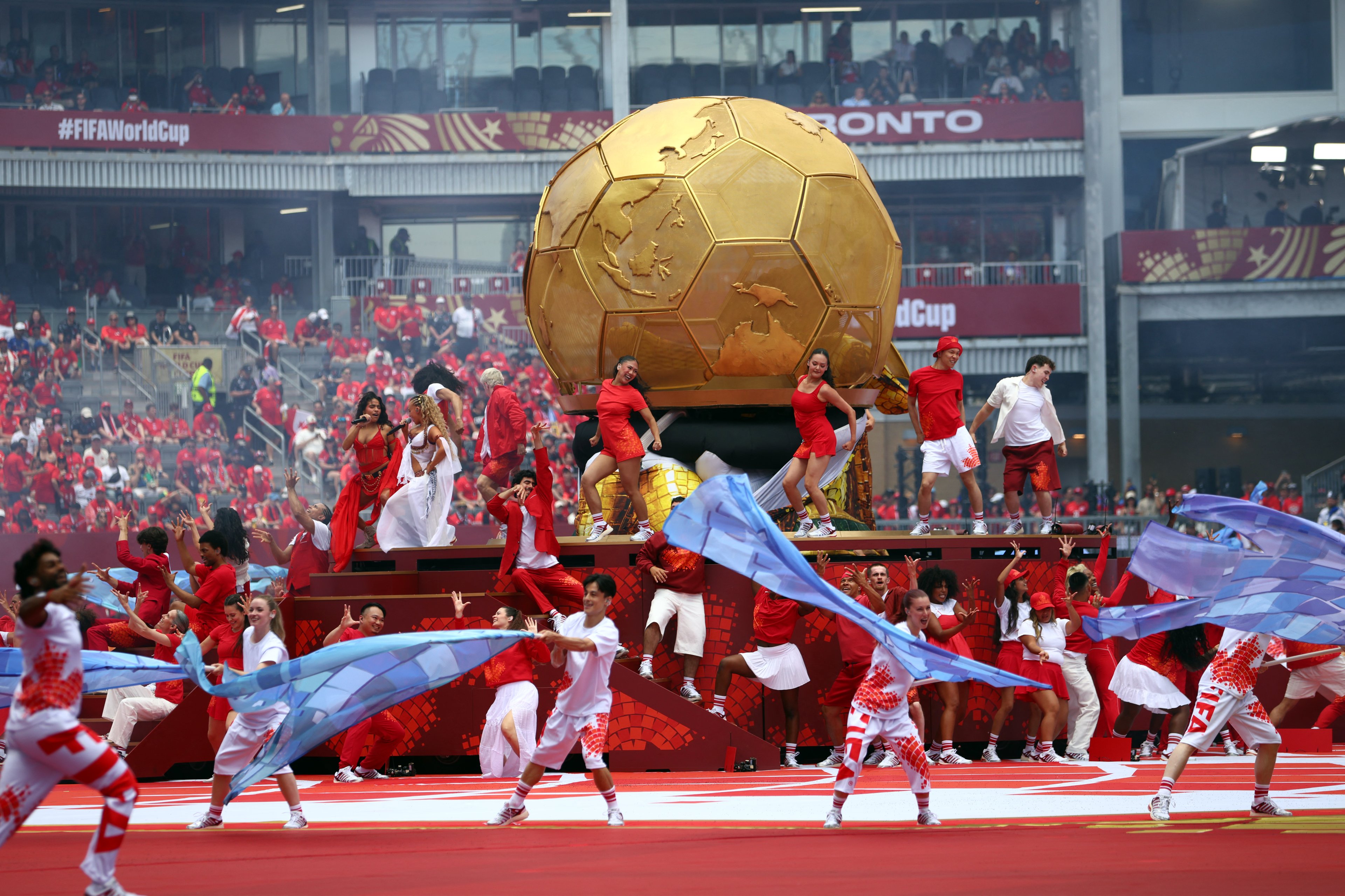 Alanis, Taça Gigante e Bola Dourada: os erros e acertos da 2ª festa de abertura da Copa