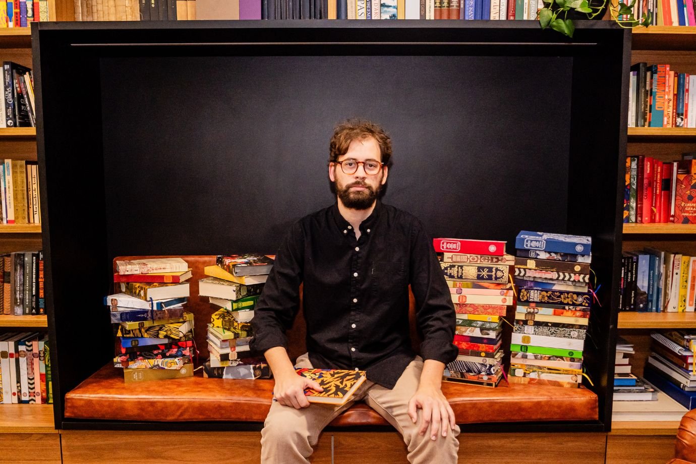 Ele largou a engenharia para faturar R$ 30 milhões com um clube de livros clássicos