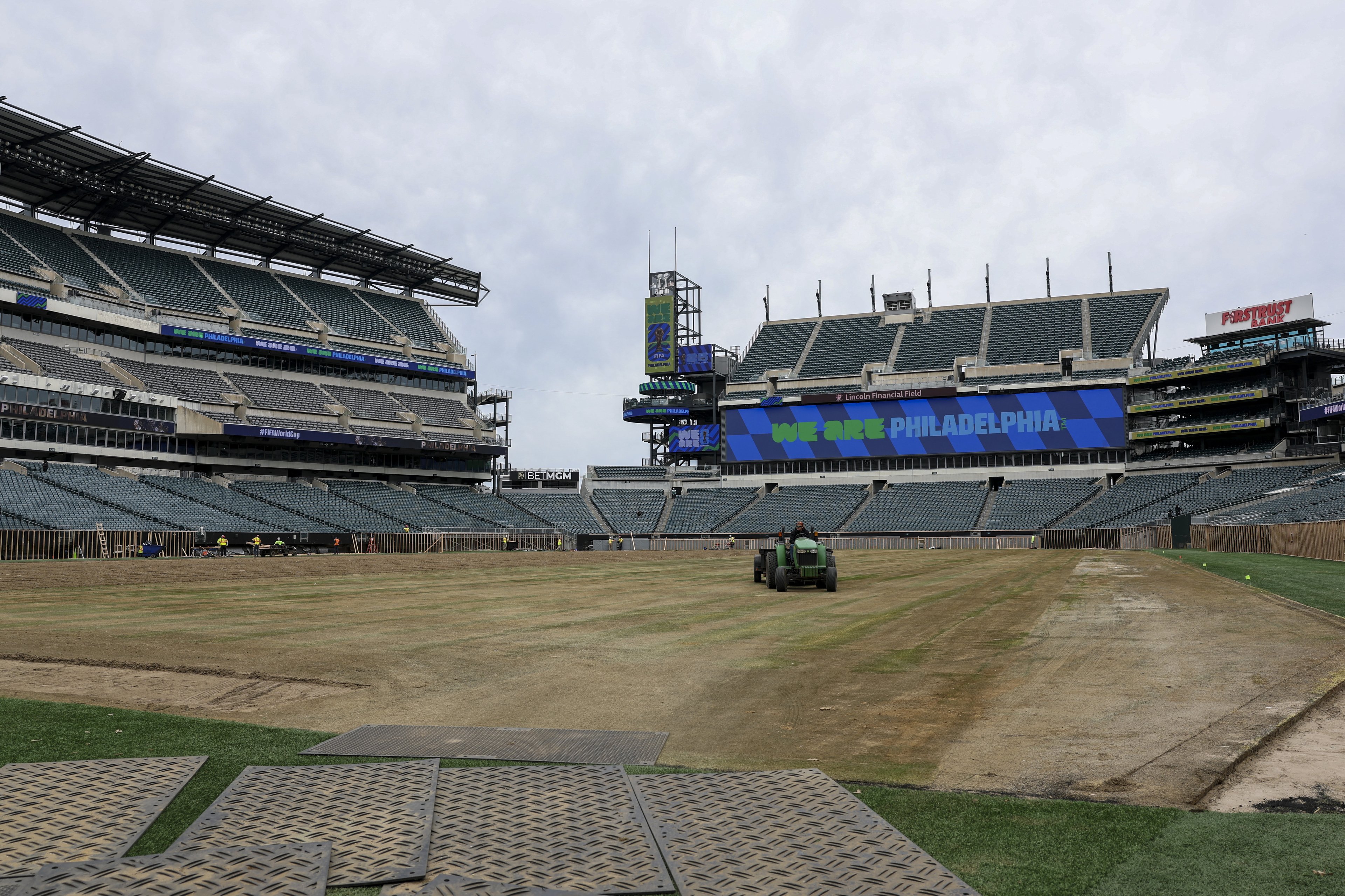 Operários preparam o gramado do Lincoln Financial Field, um dos estádios que sediarão a Copa do Mundo da FIFA de 2026, na Filadélfia, em 28 de abril de 2026. Arquibancadas, gramado, logotipos: os estádios que normalmente recebem jogos da NFL passaram vários meses sendo reformados para atender aos regulamentos da FIFA para o torneio de futebol da Copa do Mundo.