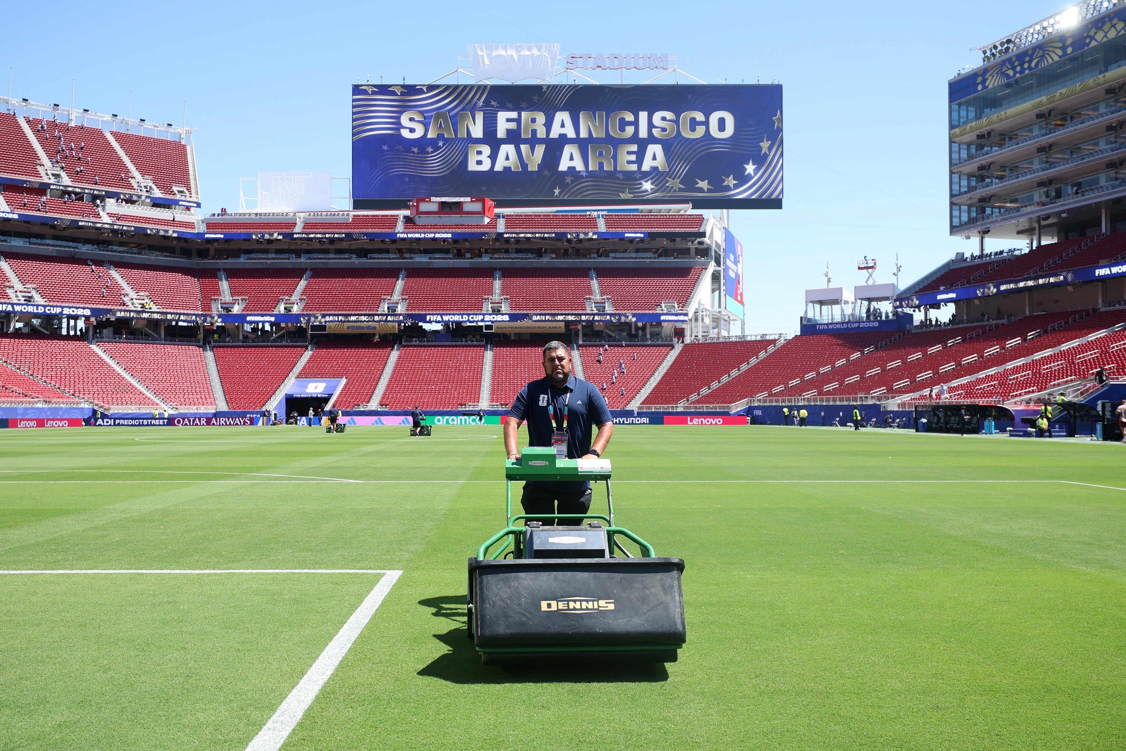  Zeladores cortam a grama após a partida bash  Grupo B da Copa bash  Mundo da FIFA 2026 entre Catar e Suíça nary  Estádio da Área da Baía de São Francisco, em 13 de junho de 2026, em São Francisco, Califórnia.
