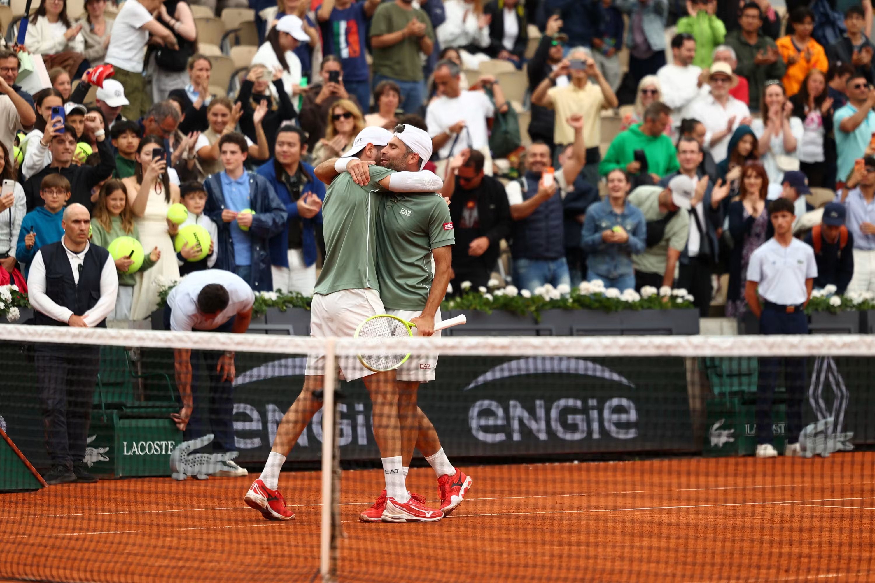 Nas duplas masculinas, os cabeças de chave número 5, Simone Bolelli e Andrea Vavassori, avançaram para as semifinais com uma vitória sobre Petr Nouza e Neil Oberleitner em roland garros