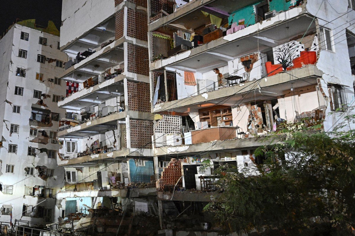 Apartamentos são retratados em um prédio danificado após um terremoto em Catia La Mar, estado de La Guaira, cerca de 30 km a noroeste de Caracas, no início de 25 de junho de 2026. Fortes terremotos gêmeos mataram 32 pessoas e feriram mais de 700, disse o presidente interino do país em 25 de junho, depois que os fortes choques desabaram edifícios inteiros e fizeram as pessoas correrem em pânico.