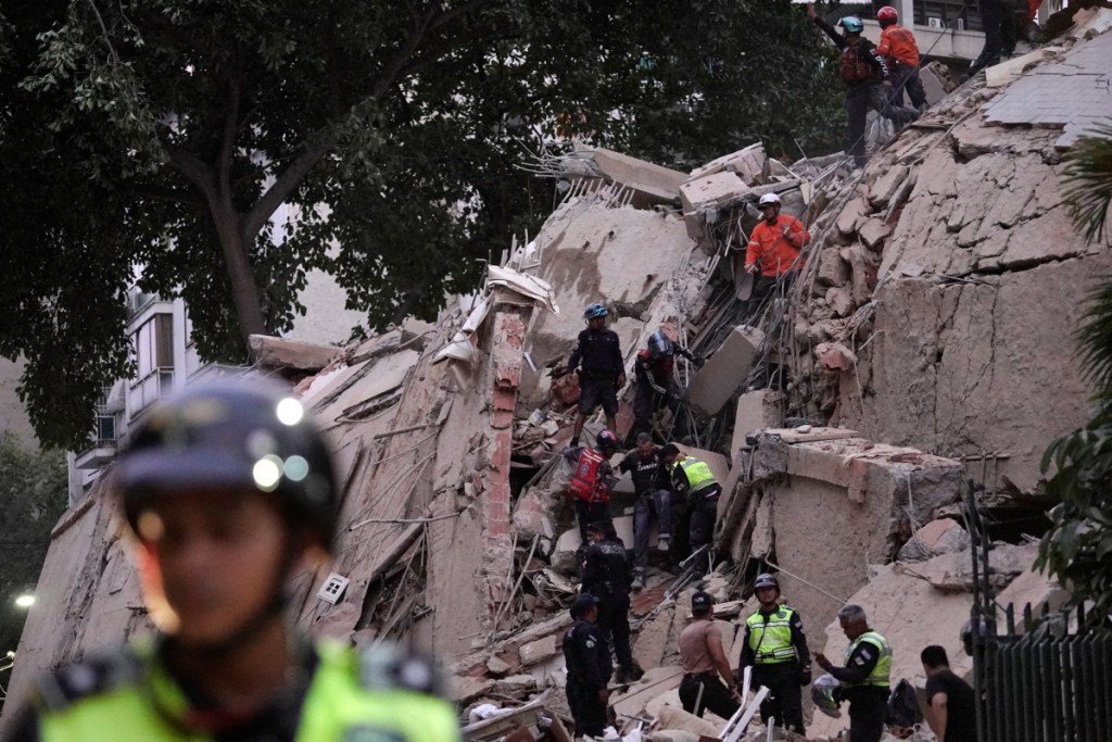 Equipes de resgate evacuam uma pessoa ferida de um prédio desabado após um terremoto em Caracas em 24 de junho de 2026. Um terremoto de magnitude 7,1 atingiu a Venezuela na quarta-feira, informou o Serviço Geológico dos Estados Unidos (USGS), provocando pânico em Caracas, segundo jornalistas da AFP. O tremor, que foi seguido por vários tremores secundários, também foi sentido na Colômbia.