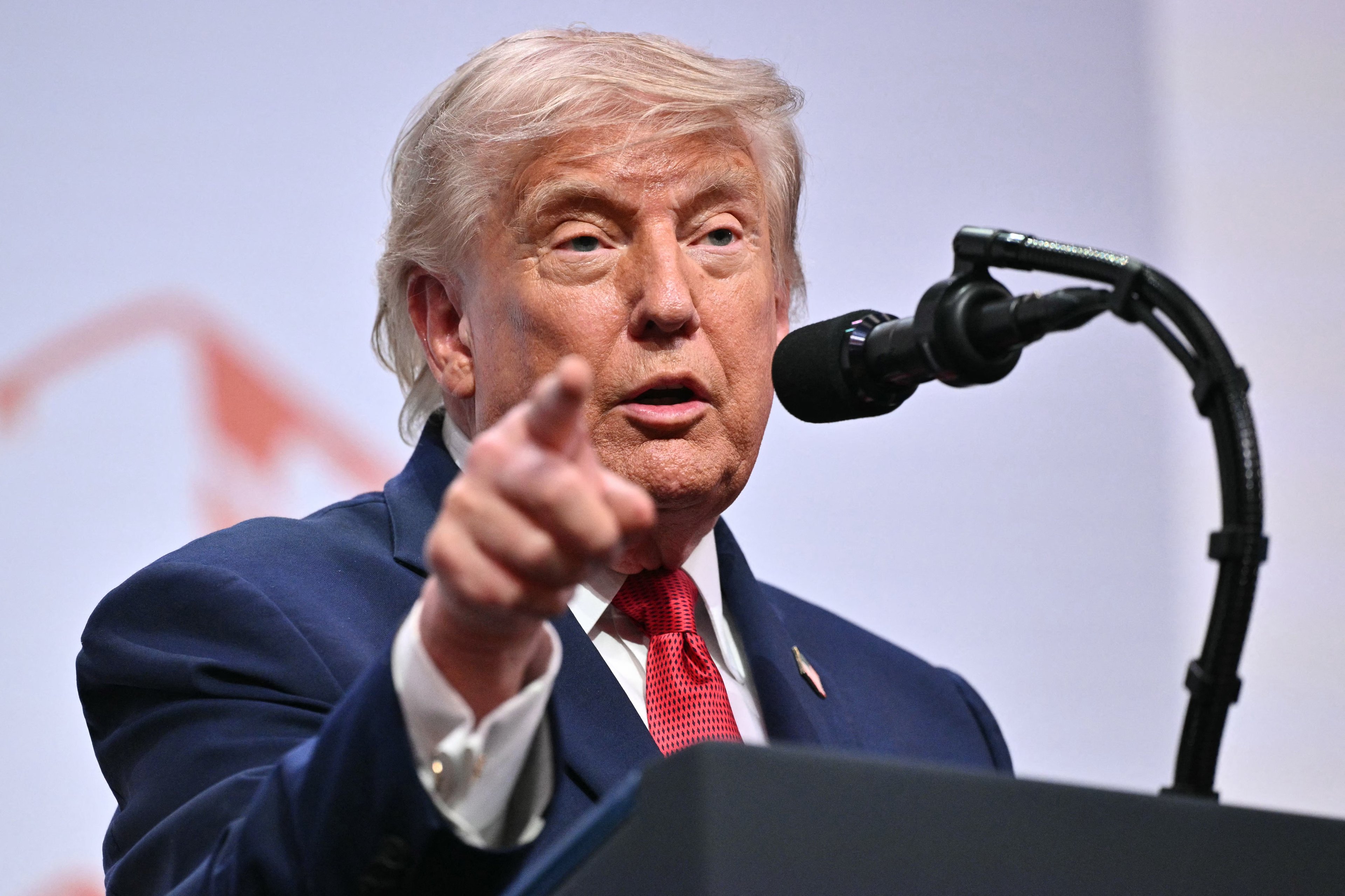 Trump diz que conversou com Lula no G7 e classifica Brasil como 'país politicamente