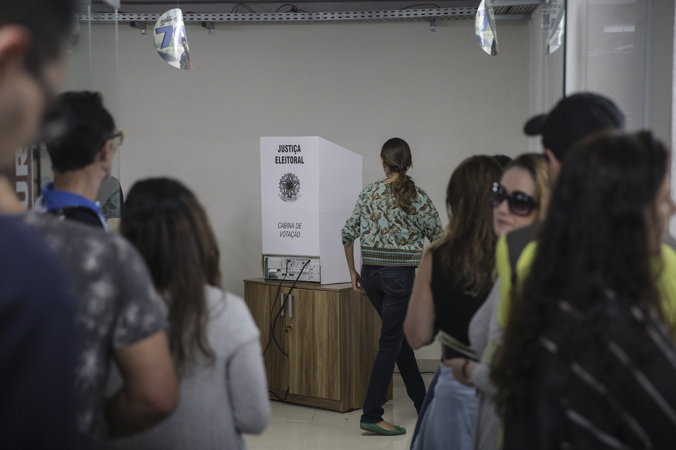 Da euforia ao desencanto: interesse de jovens por eleição no Brasil cai 20%