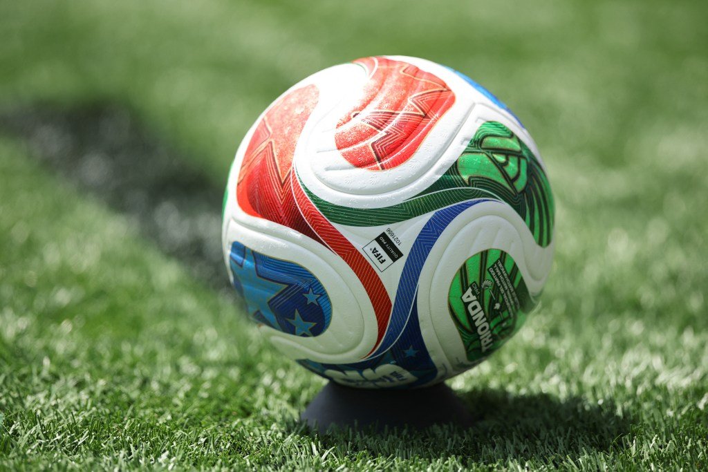 SEATTLE, WASHINGTON - 15 DE JUNHO: Detalhe da bola da partida durante o jogo do Grupo G da Copa do Mundo da FIFA 2026 entre Bélgica e Egito no Estádio de Seattle, em 15 de junho de 2026, em Seattle, Washington. Alex Grimm/Getty Images/AFP (Foto de ALEX GRIMM / GETTY IMAGES NORTH AMERICA / Getty Images via AFP)