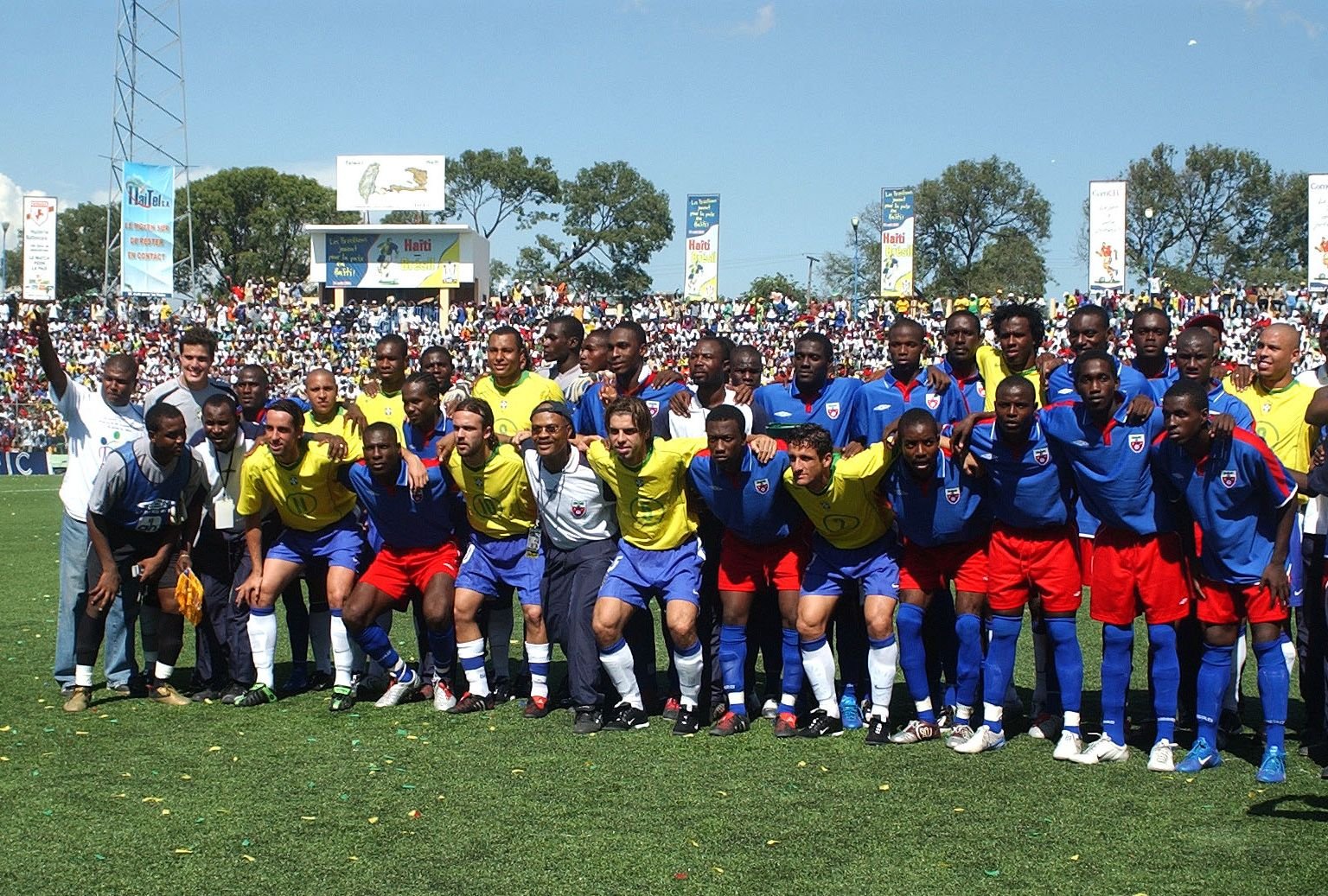Brasil x Haiti: relembre o histórico 'Jogo da Paz' que mobilizou multidões em 2004