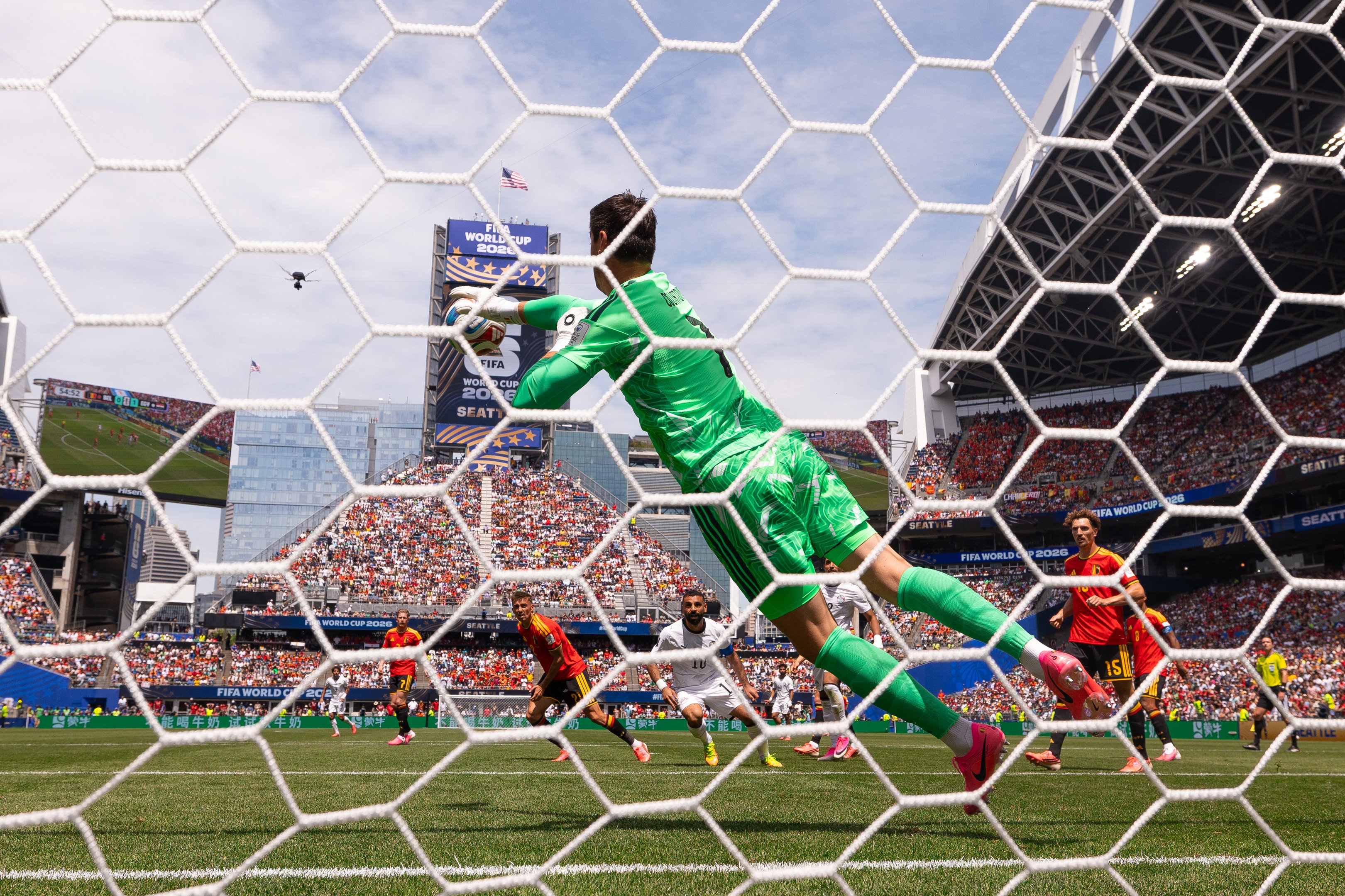 SEATTLE, WASHINGTON - 15 DE JUNHO: Thibaut Courtois, da Bélgica, defende um chute durante a partida do Grupo G da Copa do Mundo da FIFA 2026 entre Bélgica e Egito, no Estádio de Seattle, em 15 de junho de 2026, em Seattle, Washington.