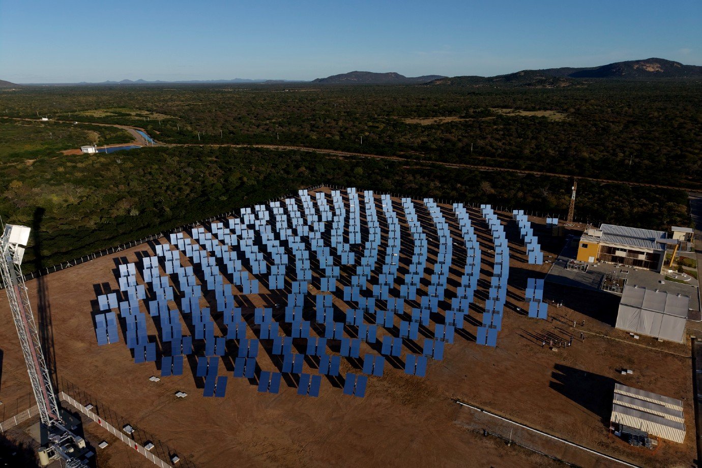 Heliostatos da Axia: são 247 grandes espelhos que seguem a luz do sol para concentrar num ponto