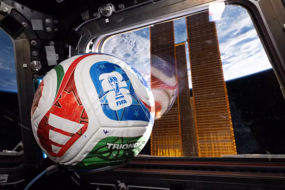 Nasa leva bola oficial da Copa do Mundo ao espaço em ação inédita