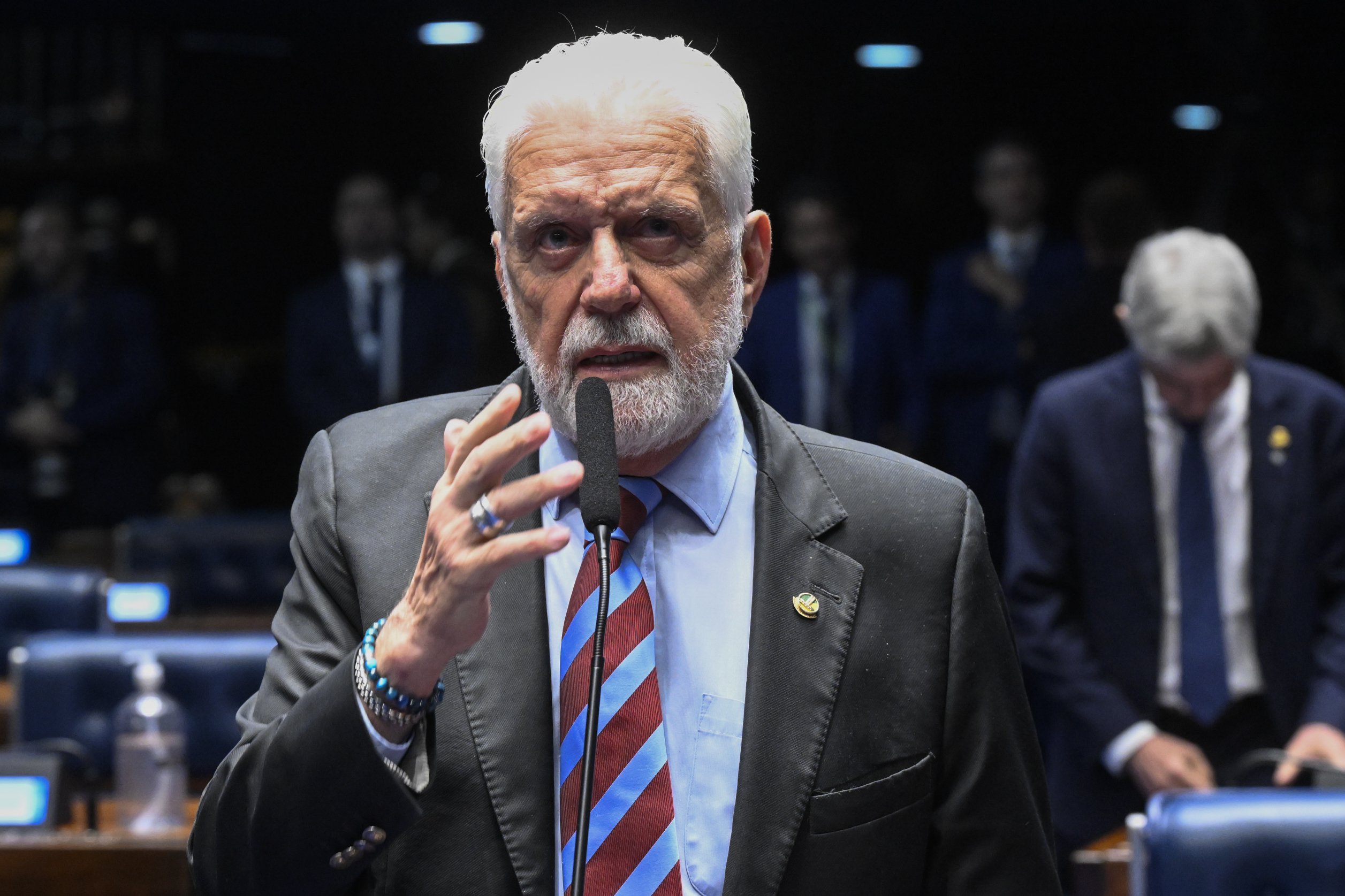 Operação contra líder de Lula dá oxigênio a Flávio e abre espaço para Renan, diz analista