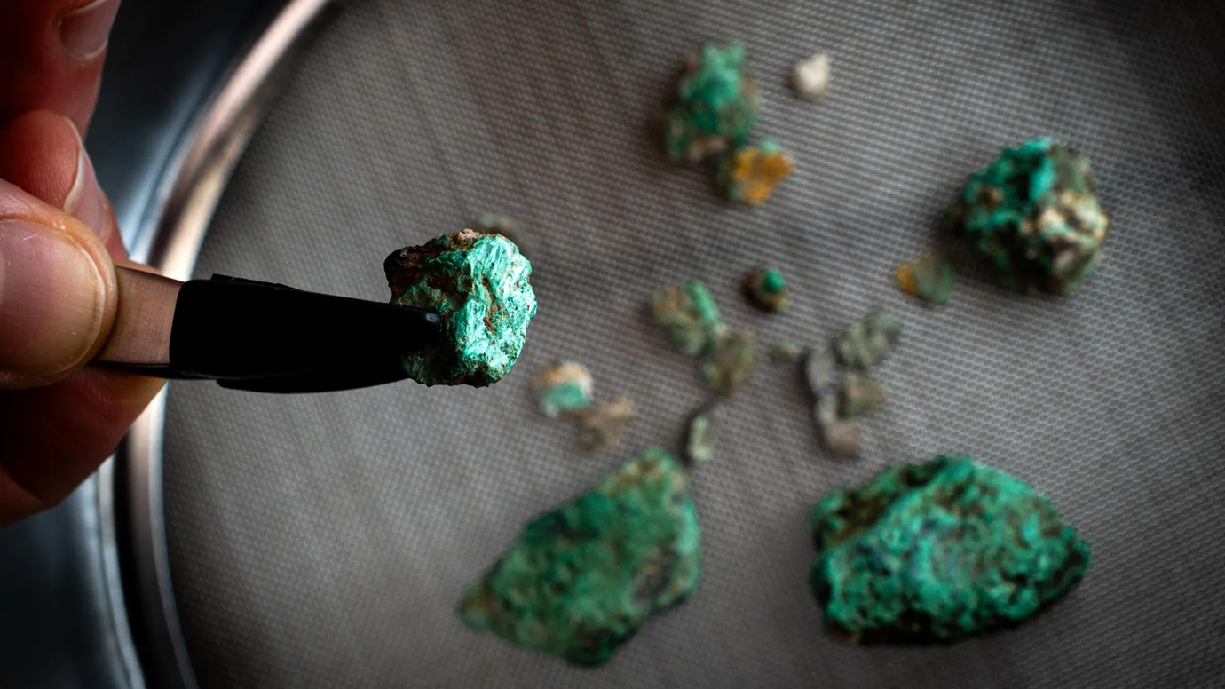 Dente de criança e pedras verdes revelam mistério de 5.500 anos