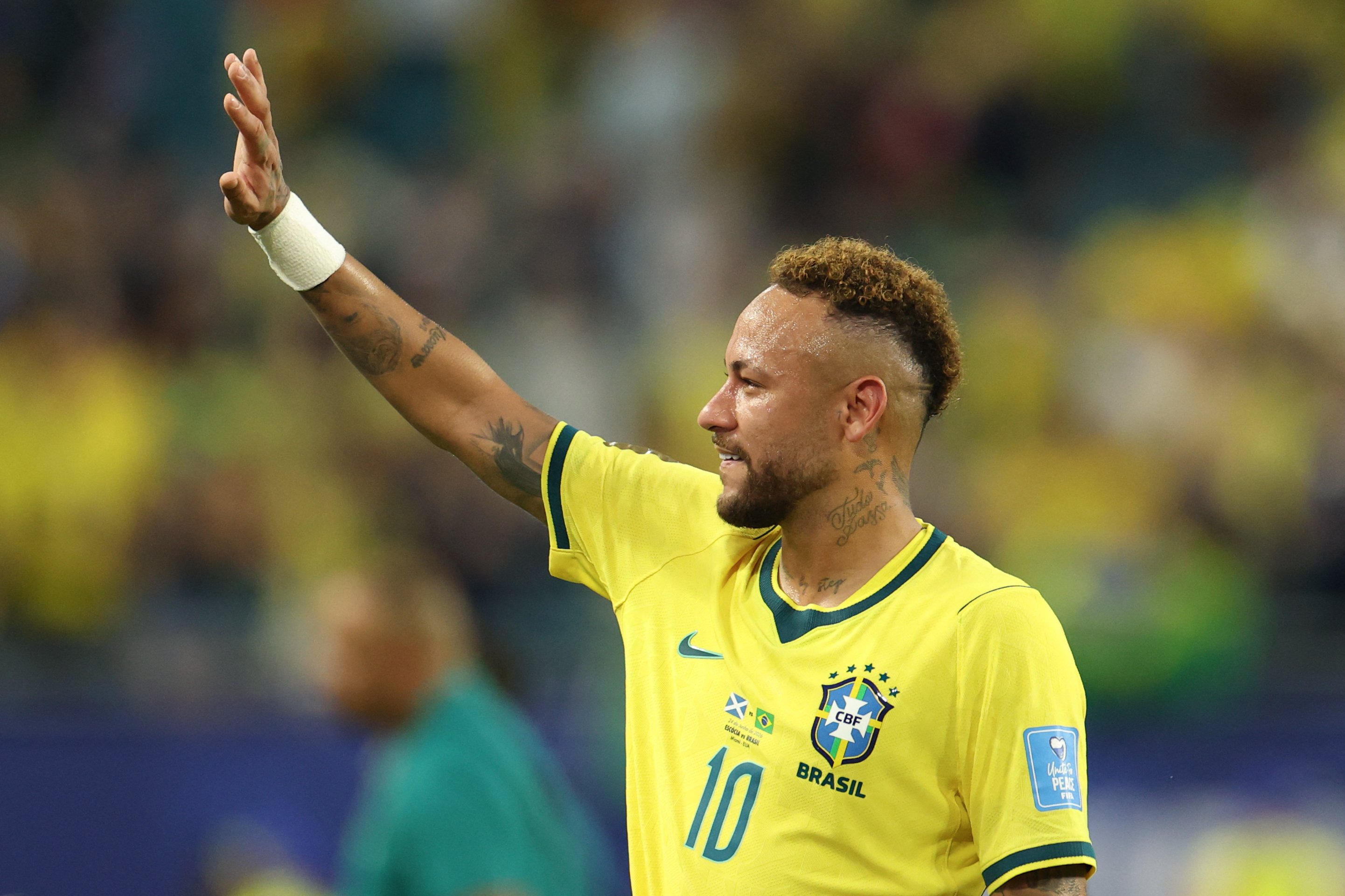 Neymar expõe bastidor da amizade com Messi: 'Conversamos bastante'