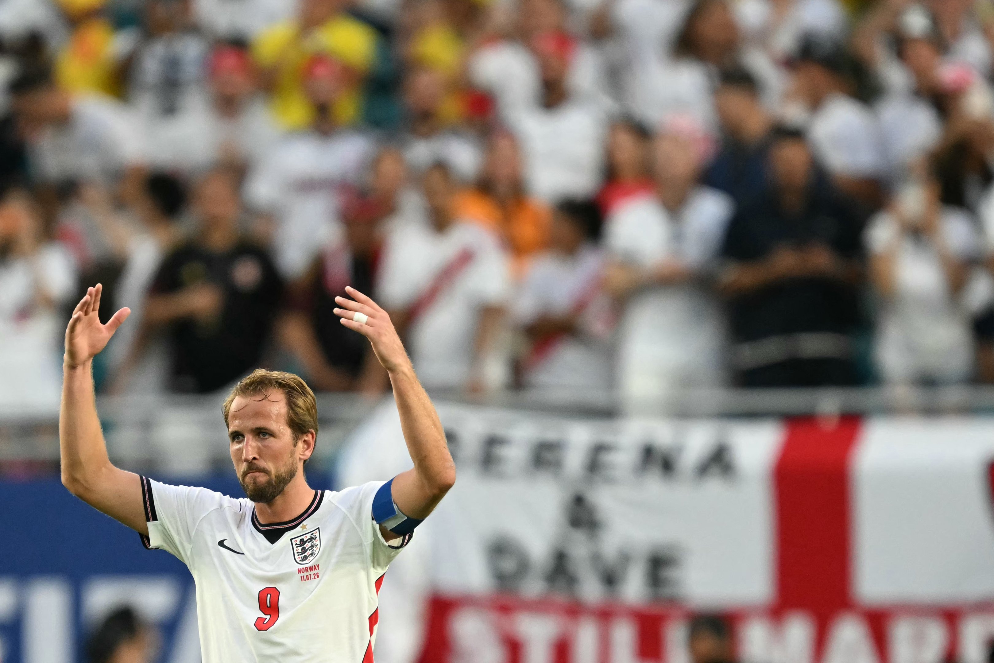 Inglaterra x Argentina: 'Wonderwall' e 'La Cuarta Estrella' também duelam nas arquibancadas