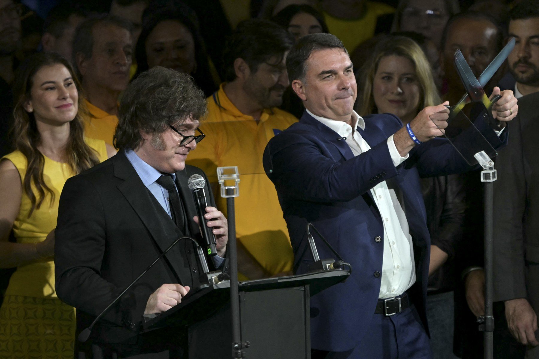 Milei volta a apoiar Flávio Bolsonaro e provoca Lula nas redes sociais: 'Esquerdistas choram'