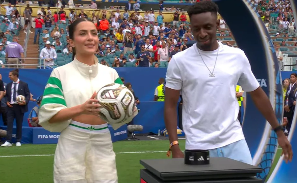 Jade Picon em campo? Influenciadora leva bola do jogo da Copa do Mundo