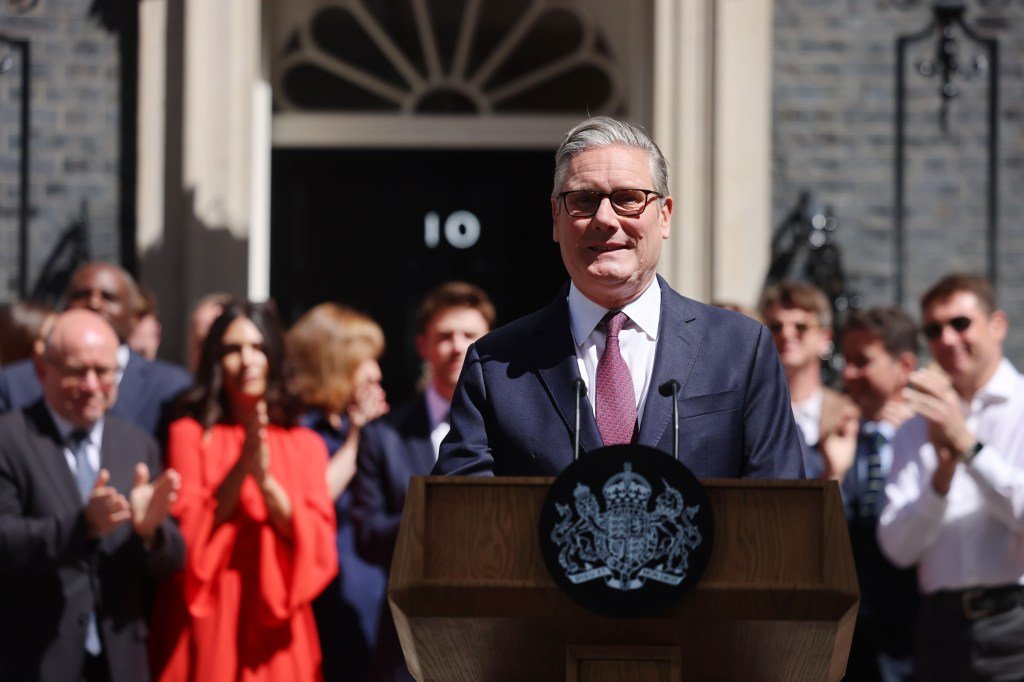 O ex-primeiro-ministro do Reino Unido Keir Starmer realiza discurso de despedida em frente ao número 10 de Downing Street.