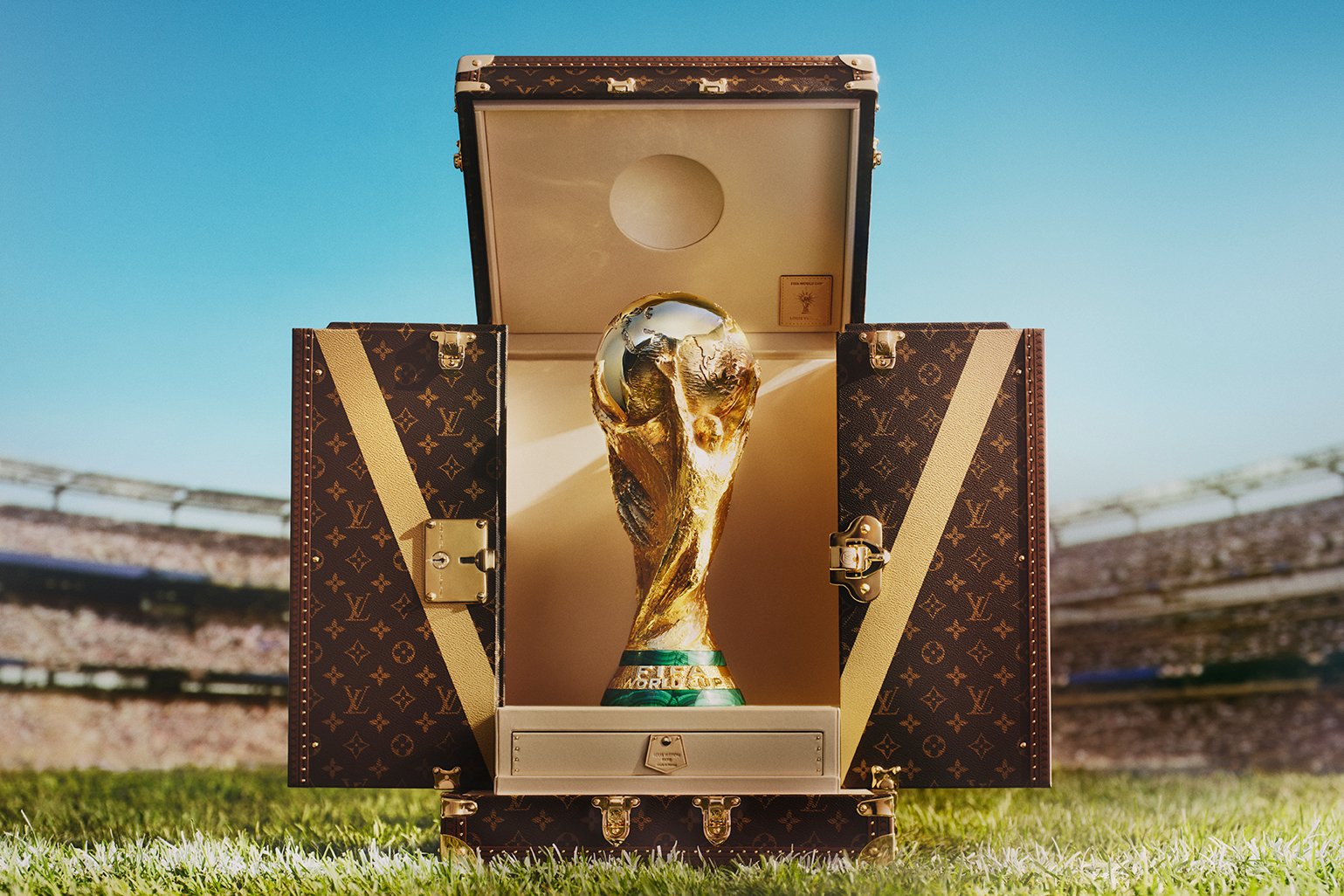 Louis Vuitton apresenta baú especial para transportar a taça da Copa do Mundo