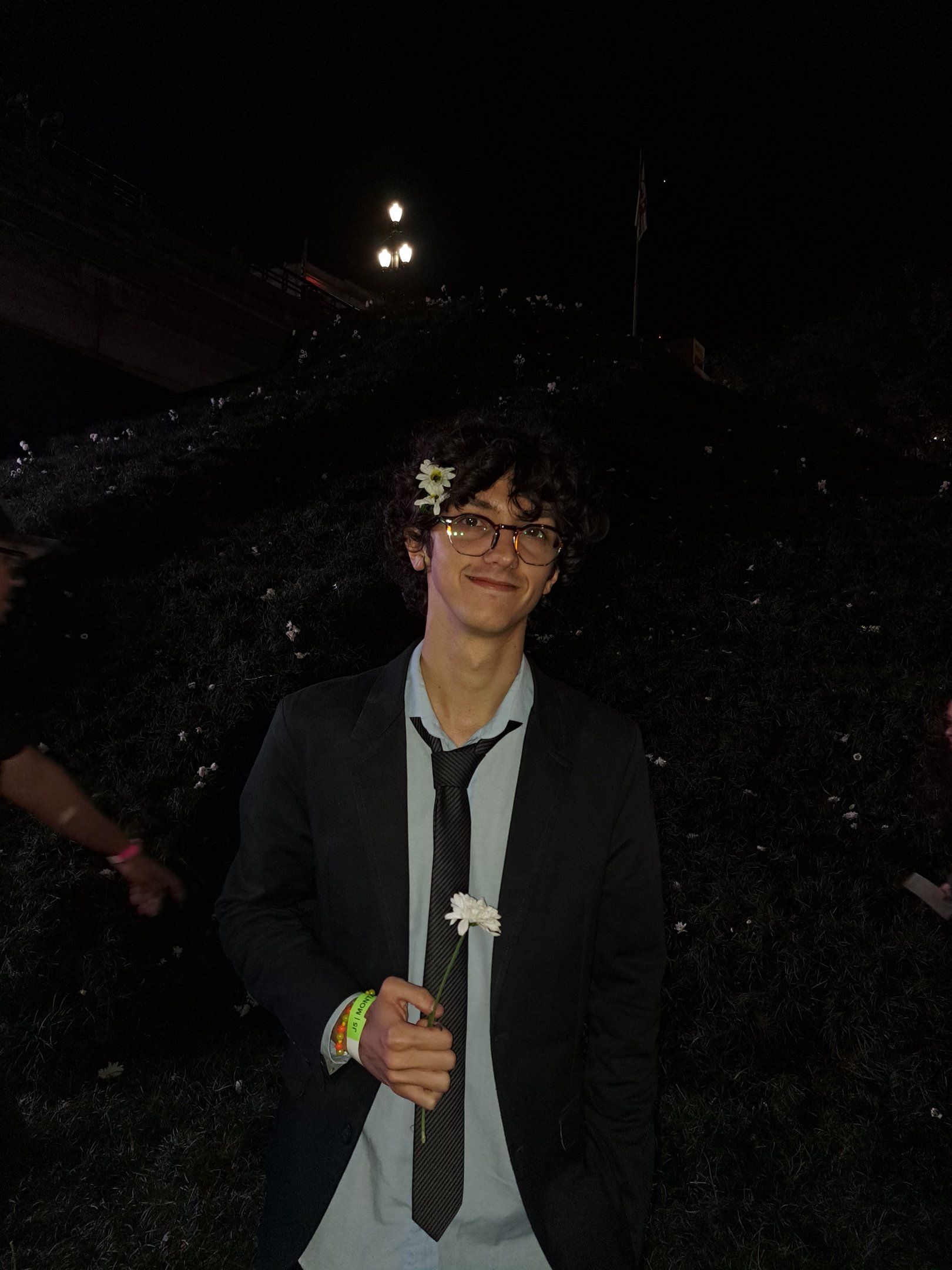 Nicolas Sarubbi posando com uma flor 