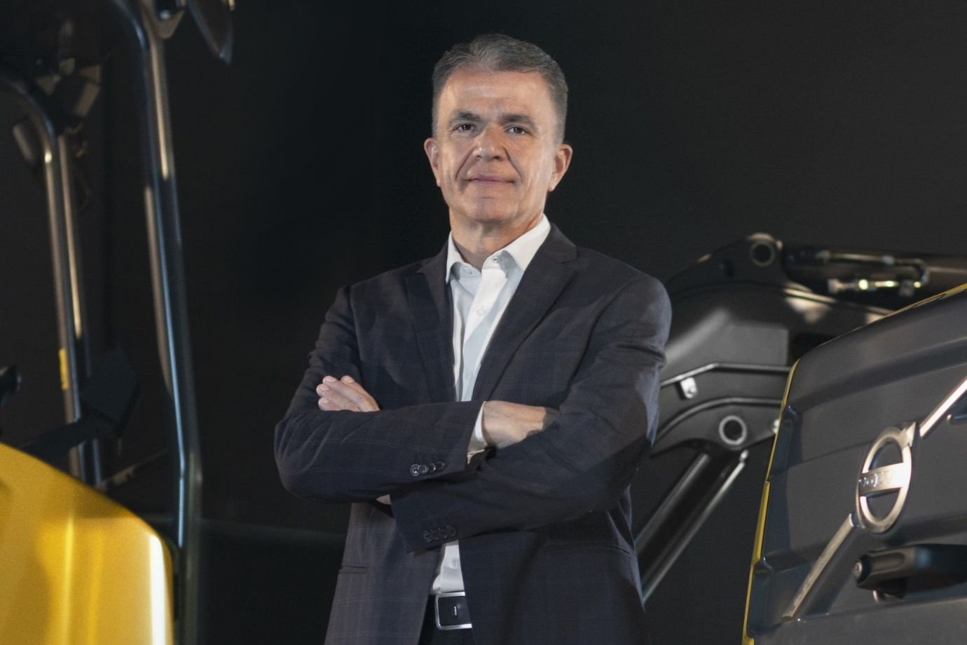 Volvo CE lança máquina elétrica de 23 toneladas e investe R$ 500 mi para reduzir uso de diesel