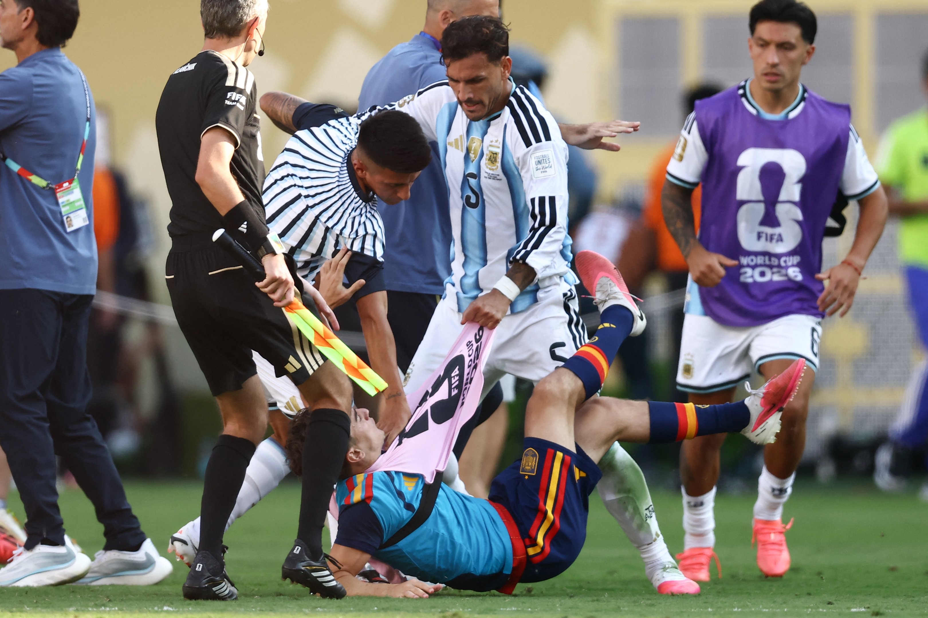 Fifa abre investigação sobre confusão entre jogadores de Argentina e Espanha após final da Copa