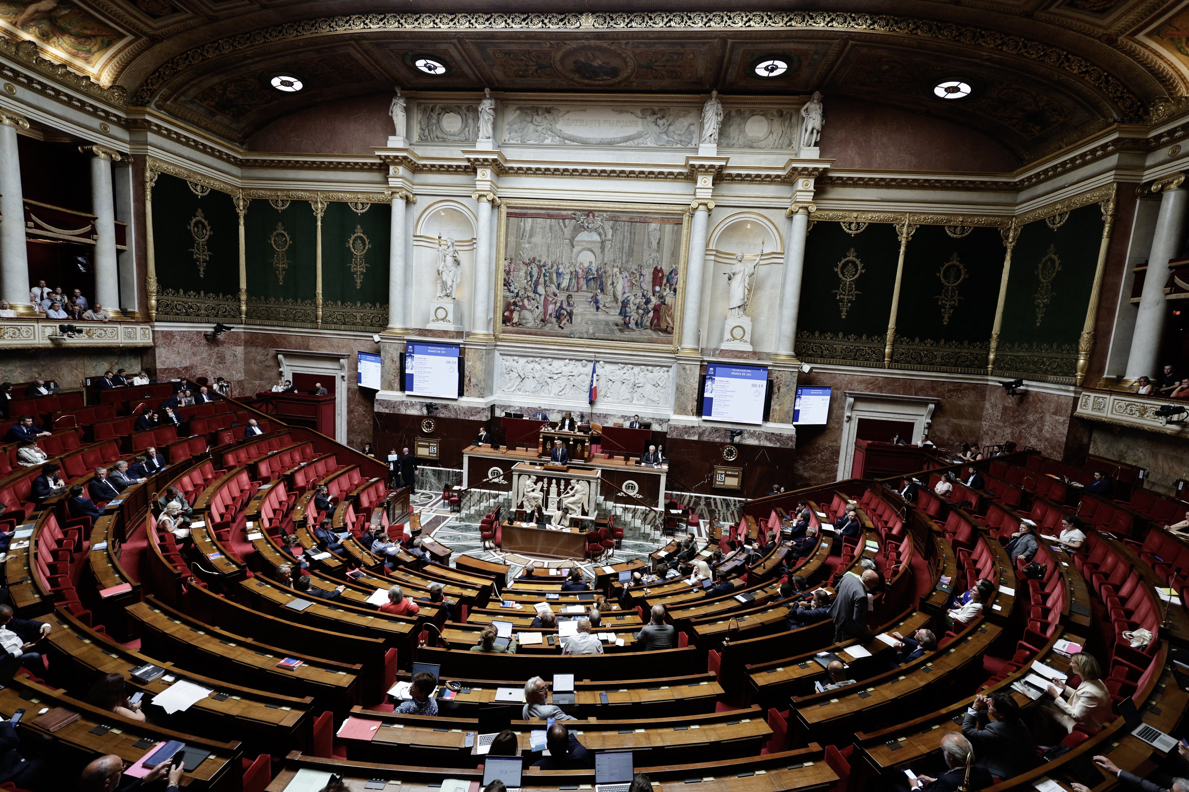 França aprova lei que legaliza a eutanásia sob condições específicas