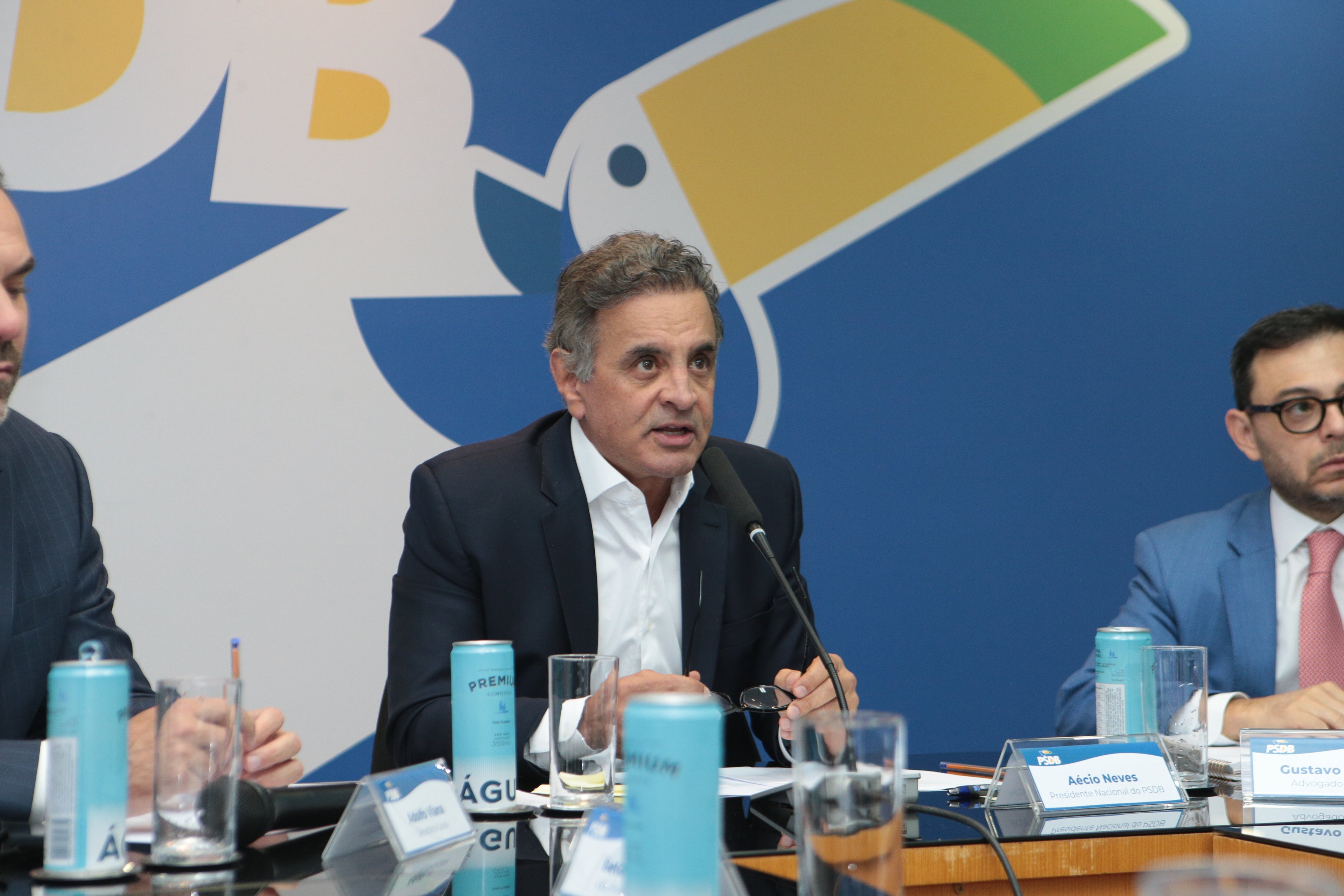 Aécio descarta candidatura à Presidência e diz que PSDB deve ficar neutro