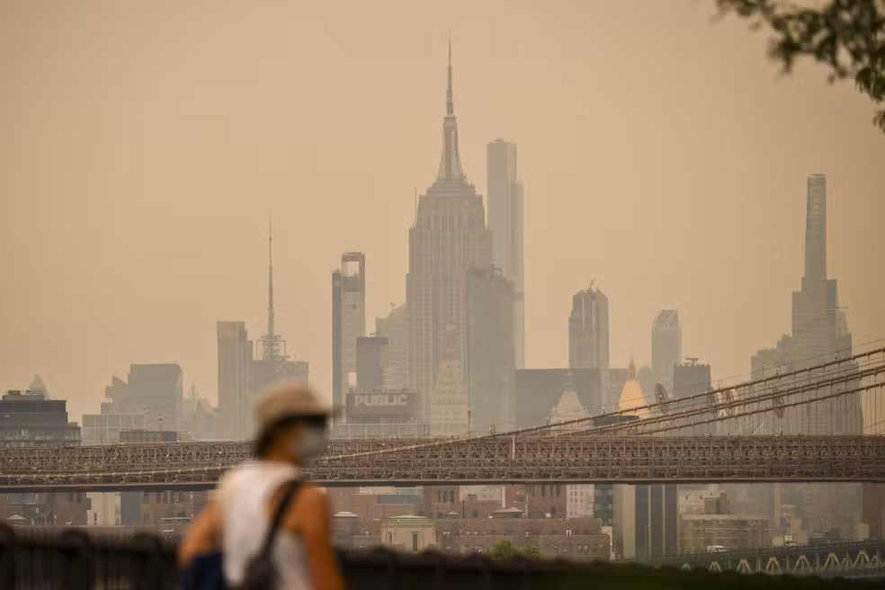 Incêndios florestais no Canadá agravam poluição do ar nos EUA e impactam rotina