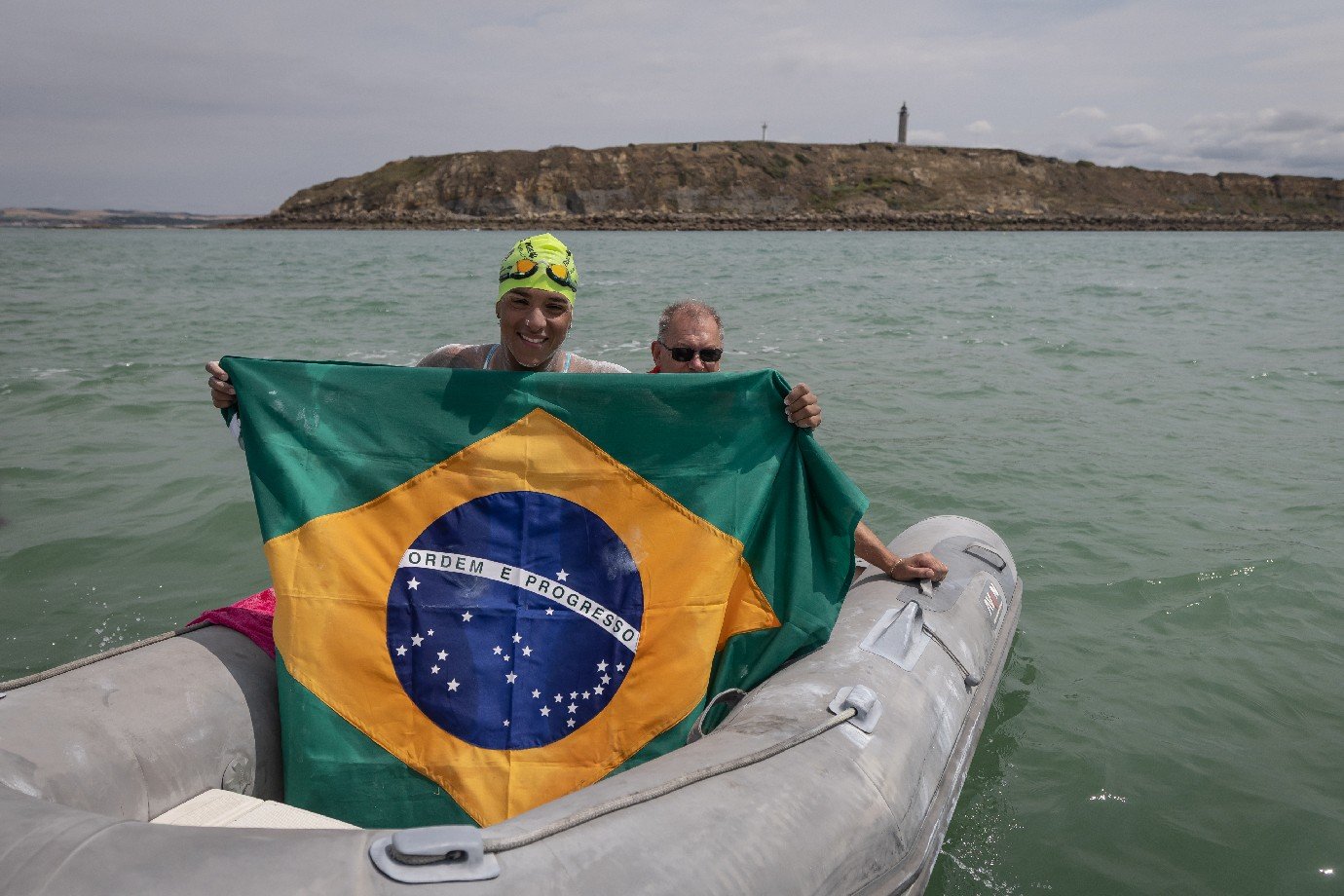Ana Marcela Cunha bate recorde sul-americano na travessia do Canal da Mancha