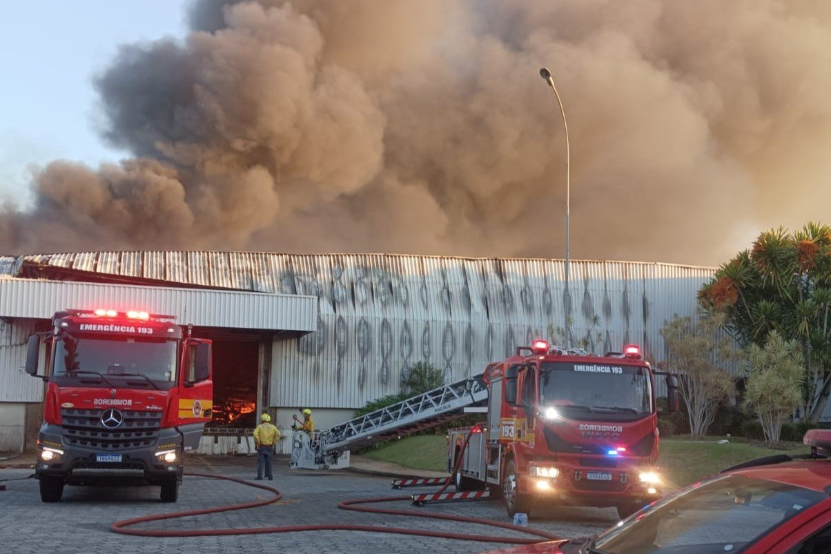 Incêndio atinge fábrica da dona da Colcci em SC; combate dura 16 horas