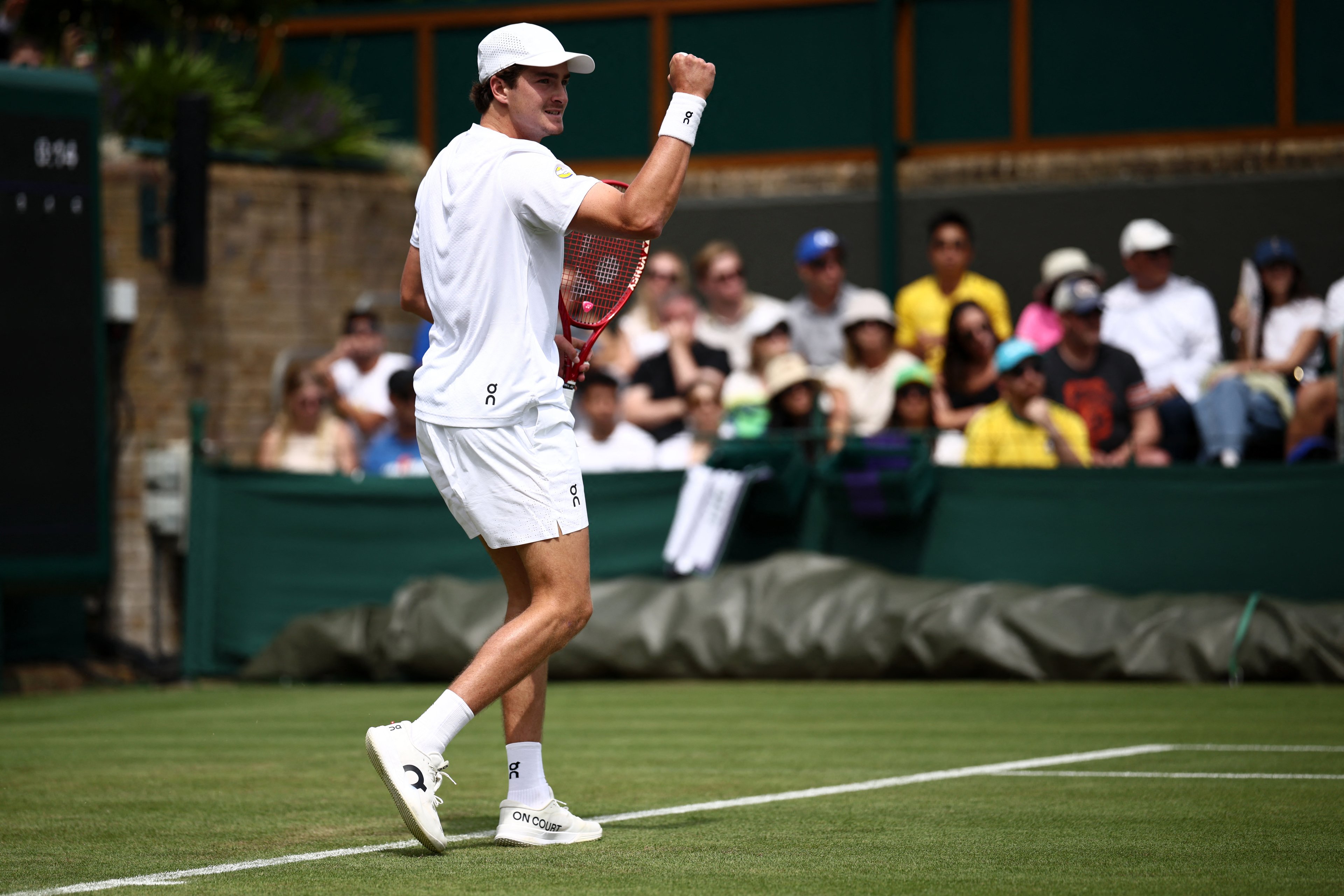 O brasileiro Joao Fonseca comemora a vitória sobre o espanhol Roberto Bautista Agut durante a partida de primeira rodada de simples masculino no primeiro dia do torneio de Wimbledon de 2026, no All England Lawn Tennis and Croquet Club, em Wimbledon, sudoeste de Londres, em 29 de junho de 2026