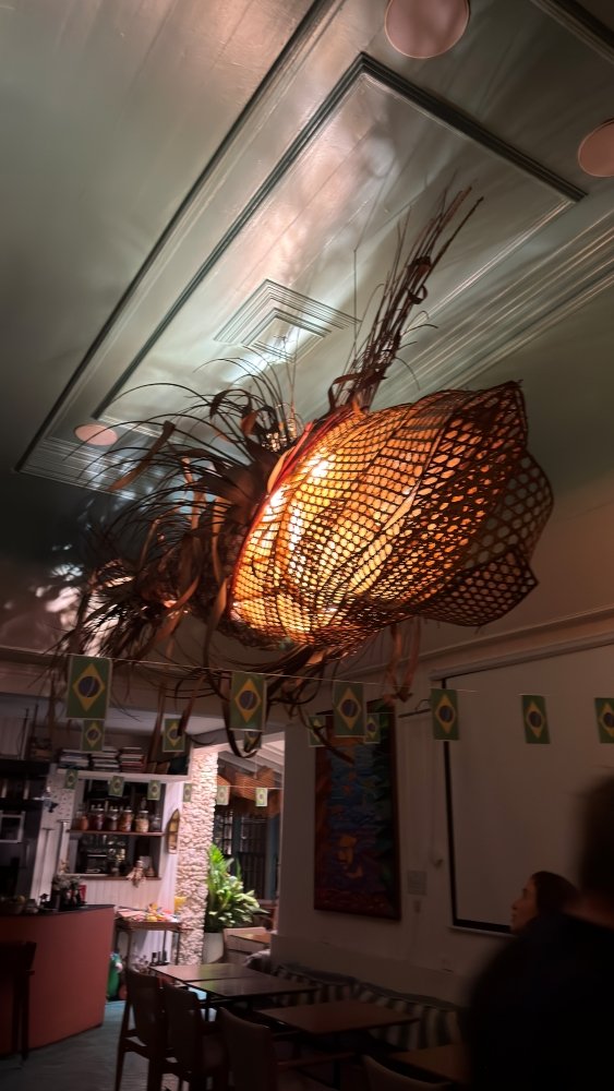 Lustre do restaurante que foi feito com conchas de vieira e redes de pesca 