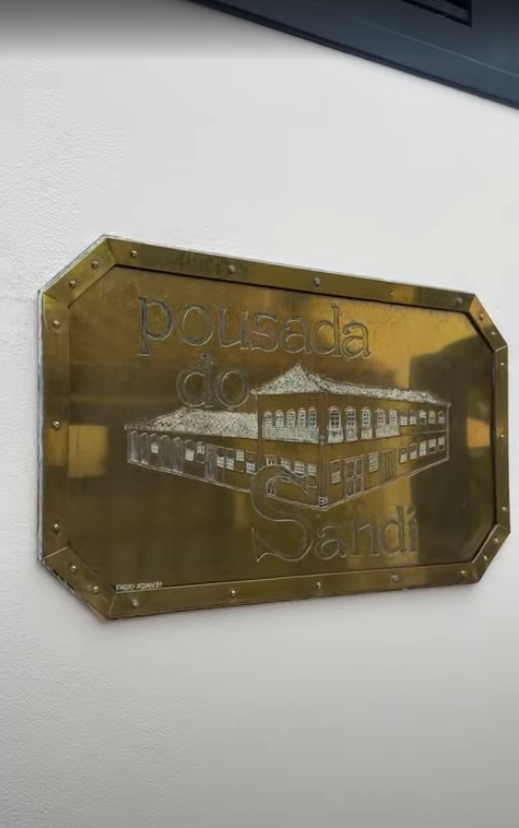 Placa exposta no Sandi Hotel da época em que era conhecido como 'Pousada do Sandi' 