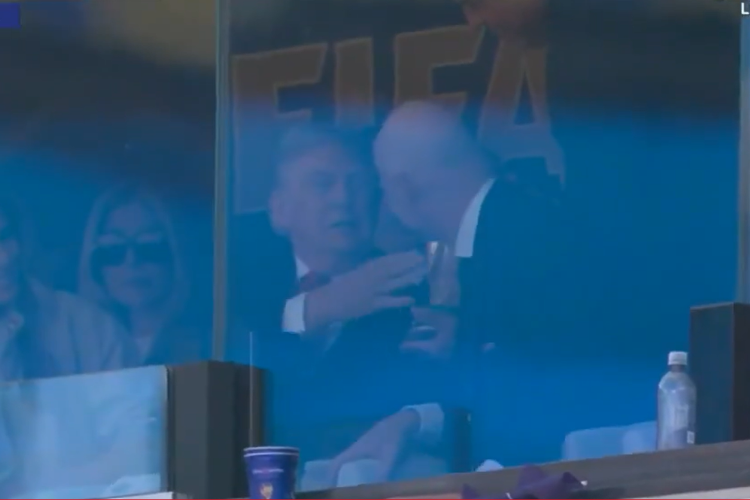 Trump toca na taça da Copa e gera polêmica; entenda quem tem essa permissão