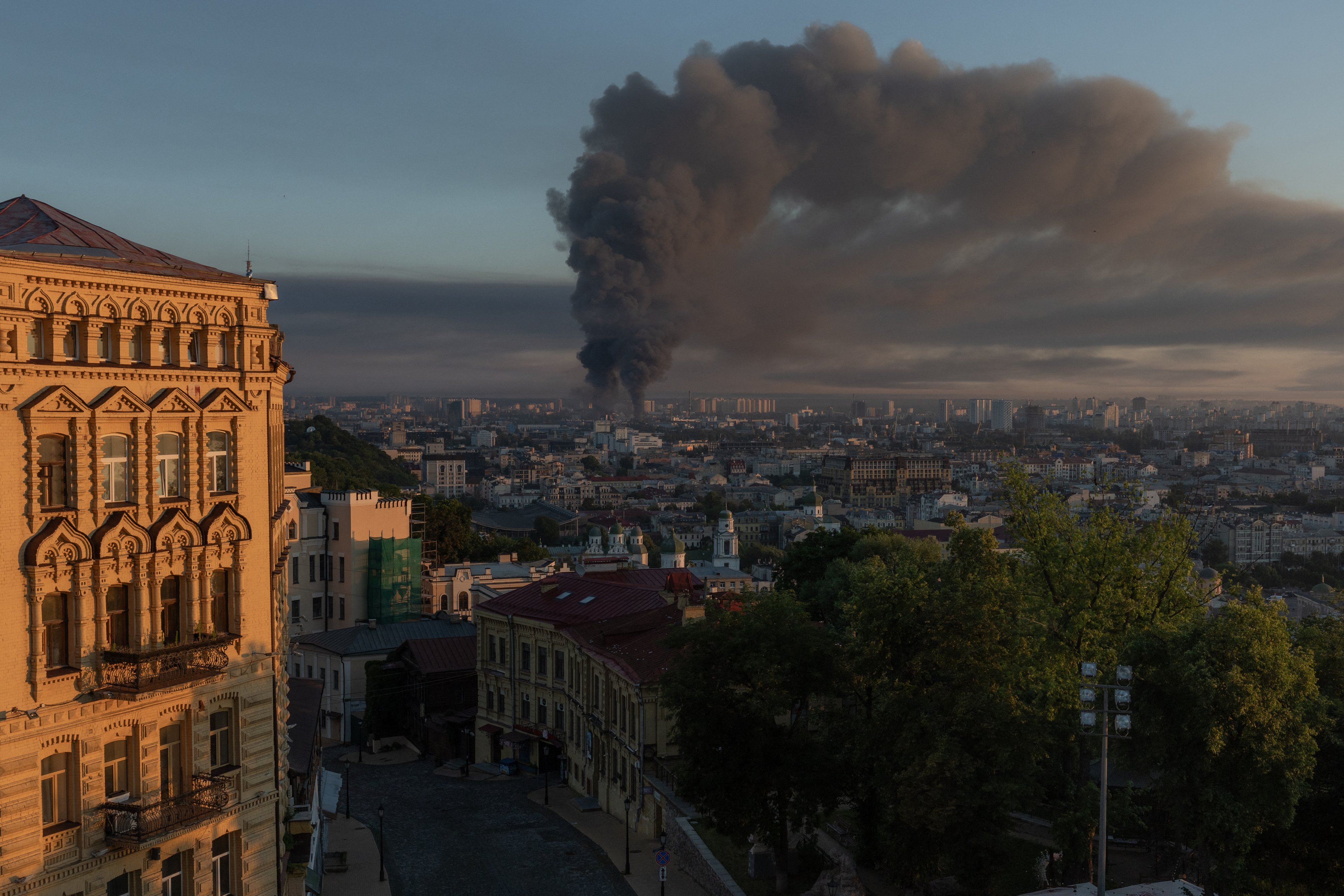 Fumaça sobe sobre a cidade após um ataque aéreo russo a Kiev, em 2 de julho de 2026, em meio à invasão russa da Ucrânia. Ataques russos com mísseis e drones atingiram Kiev nas primeiras horas de 2 de julho, matando duas pessoas e ferindo mais de uma dezena, depois que o presidente Volodymyr Zelensky alertou que Moscou estava preparando um 